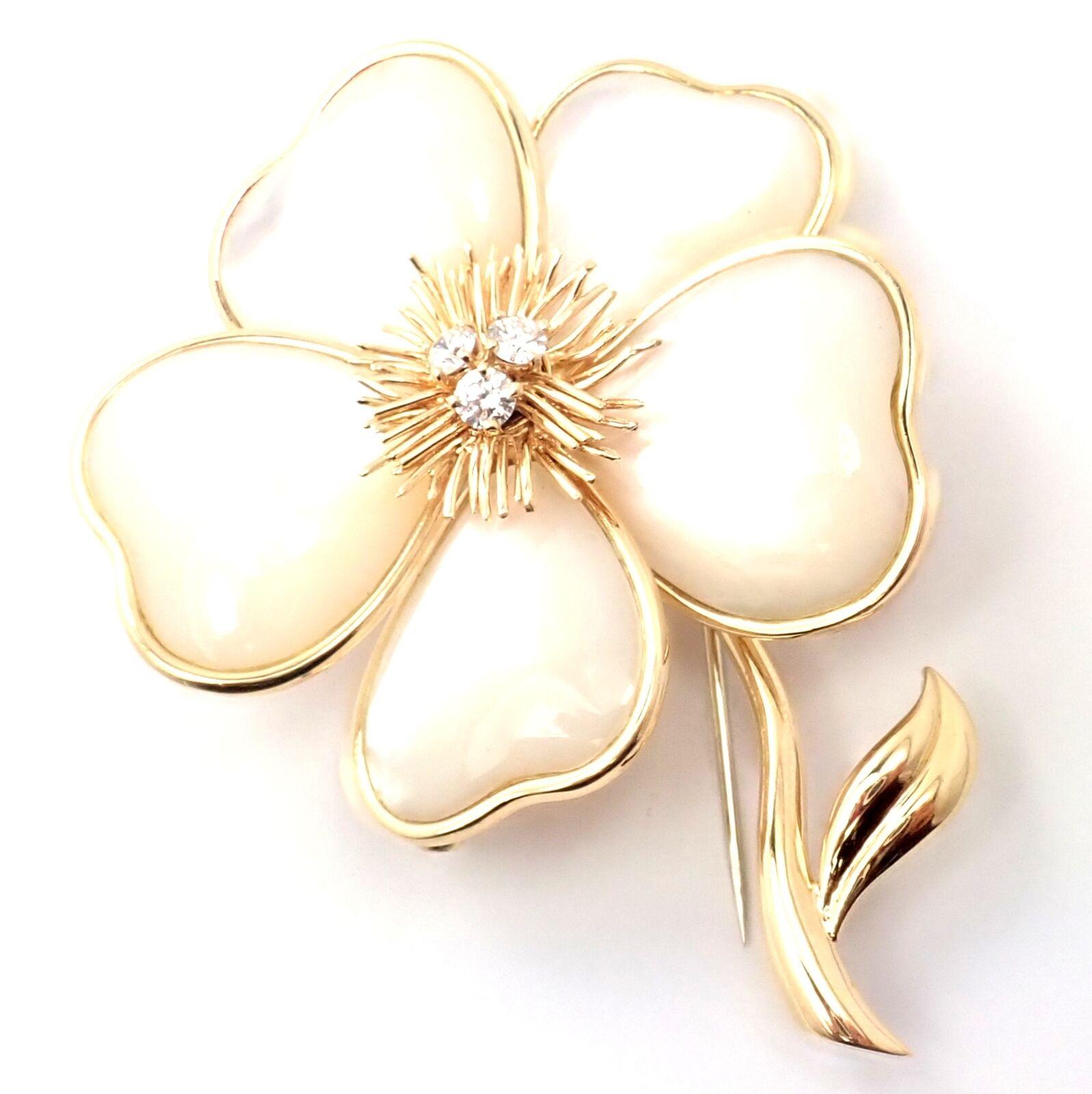 Van Cleef & Arpels Clématite Flower Diamond Mother of Pearl Gold Pin Brooch In Excellent Condition For Sale In Holland, PA