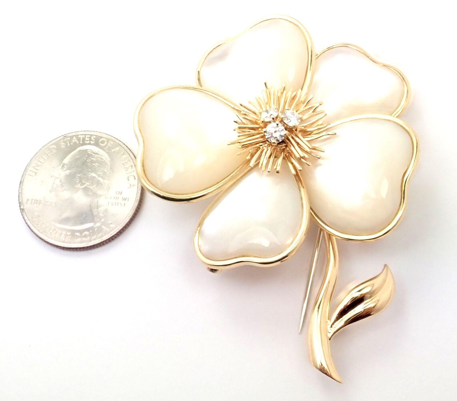 Women's or Men's Van Cleef & Arpels Clématite Flower Diamond Mother of Pearl Gold Pin Brooch For Sale