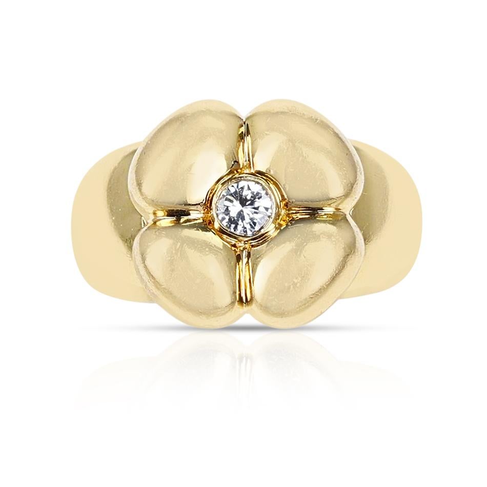 A Van Cleef & Arpels Clover Ring with Round Diamond made in 18 Karat Yellow Gold. The ring size is US 6.25. The total weight is 13.80 grams. 