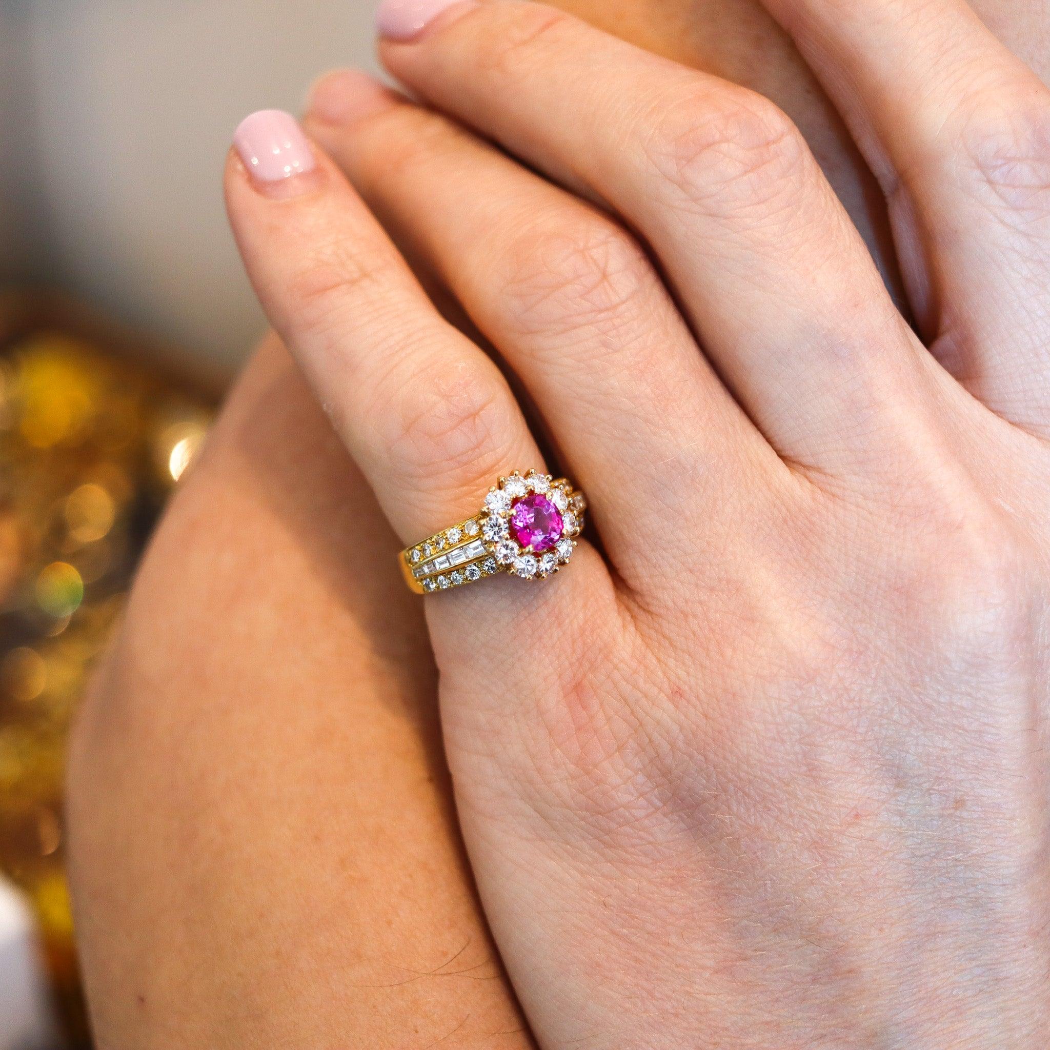 Anillo de cóctel diseñado por Van Cleef & Arpels.

Se trata de un colorido anillo de cóctel, creado en París (Francia) por la emblemática casa de joyería Van Cleef & Arpels en 1980. El anillo se ha elaborado en oro amarillo macizo de 18 quilates con