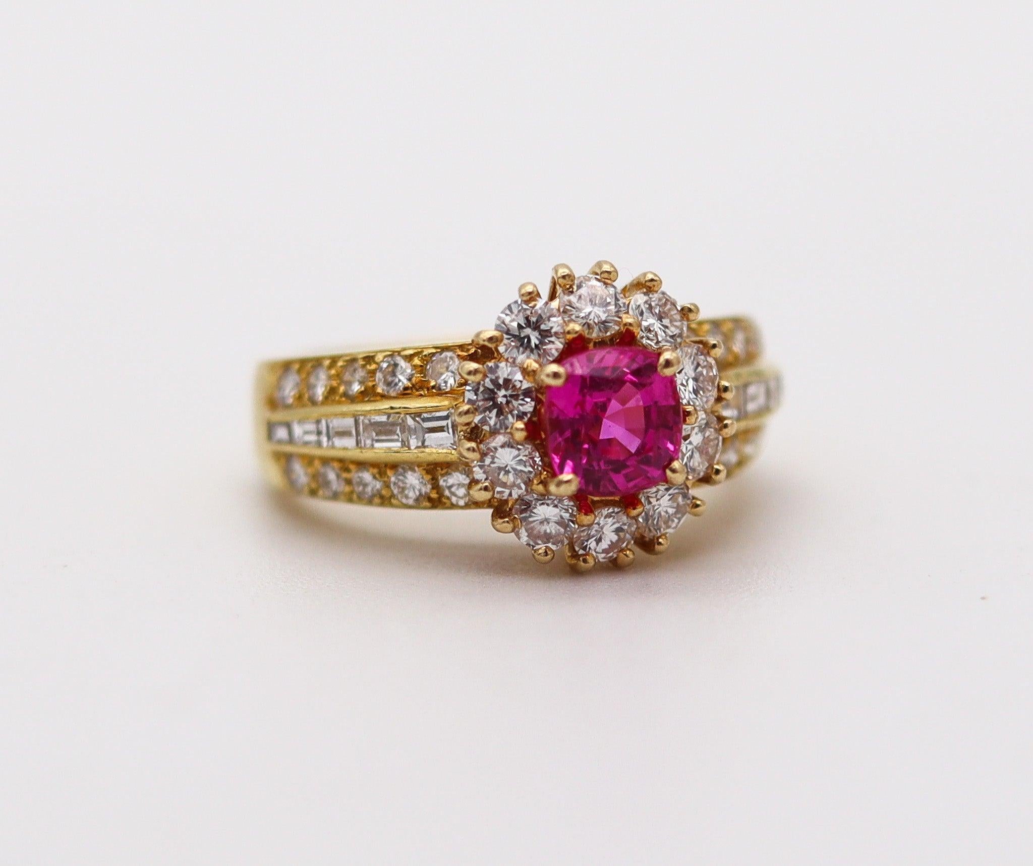 VAN CLEEF & ARPELS Anillo de cóctel de oro de 18 quilates con diamantes de 2,52 quilates y rosa Modernista en venta