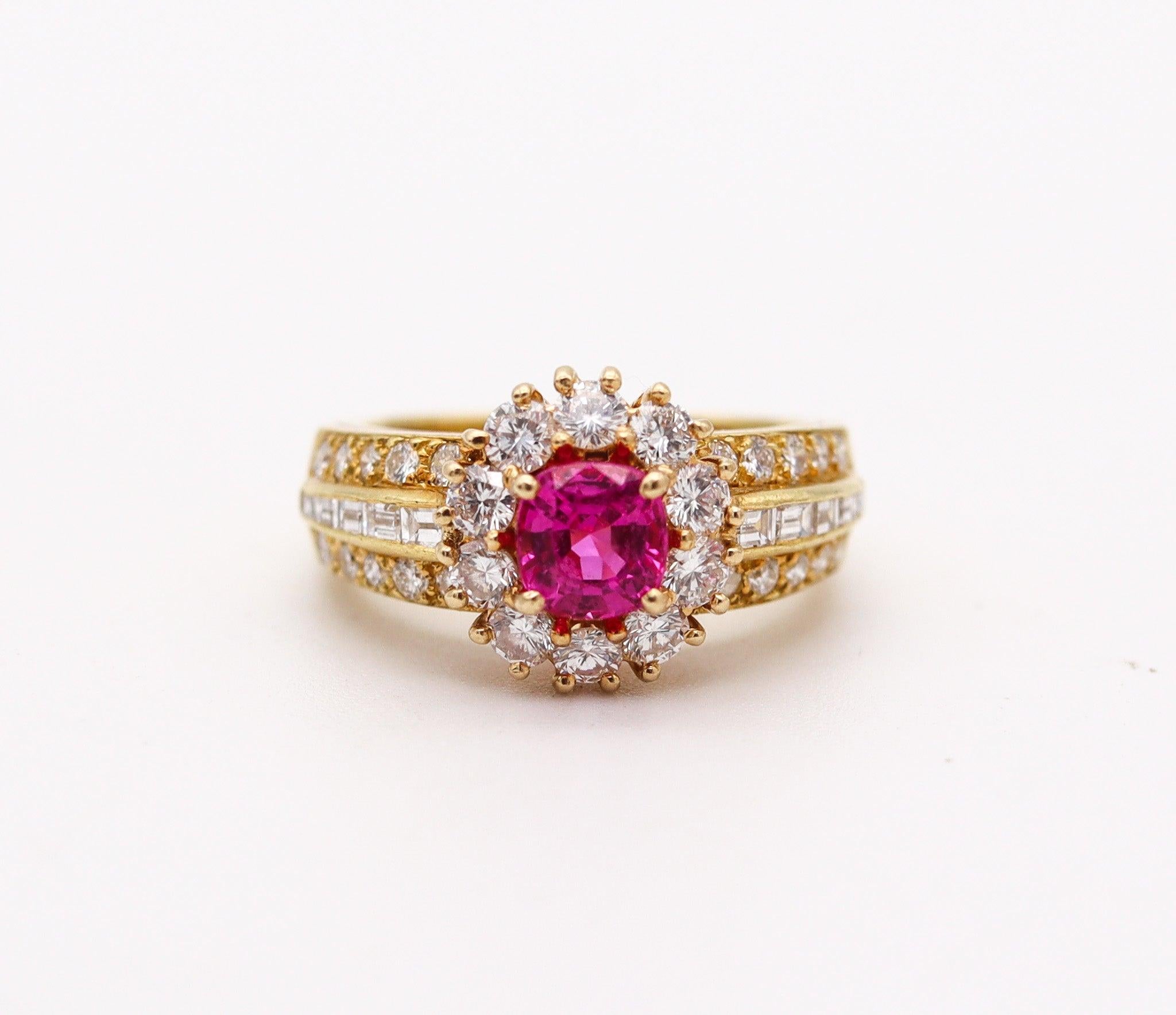 VAN CLEEF & ARPELS Anillo de cóctel de oro de 18 quilates con diamantes de 2,52 quilates y rosa Corte cojín en venta