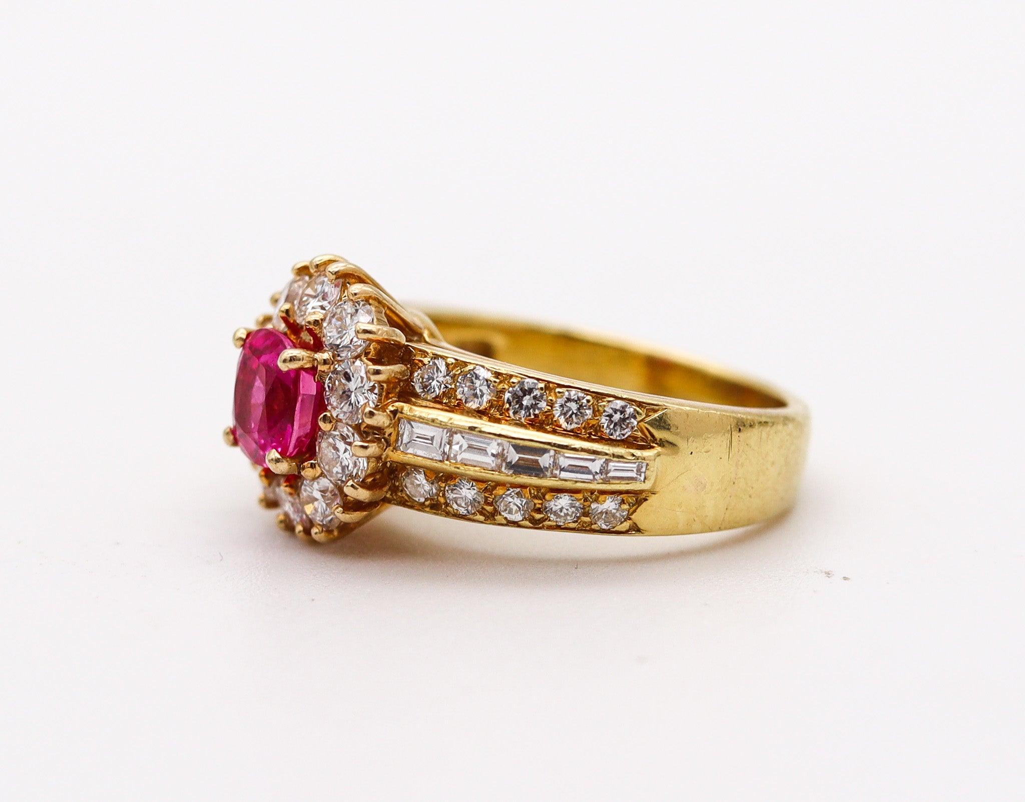VAN CLEEF & ARPELS Anillo de cóctel de oro de 18 quilates con diamantes de 2,52 quilates y rosa en Excelente estado para la venta en Miami, FL