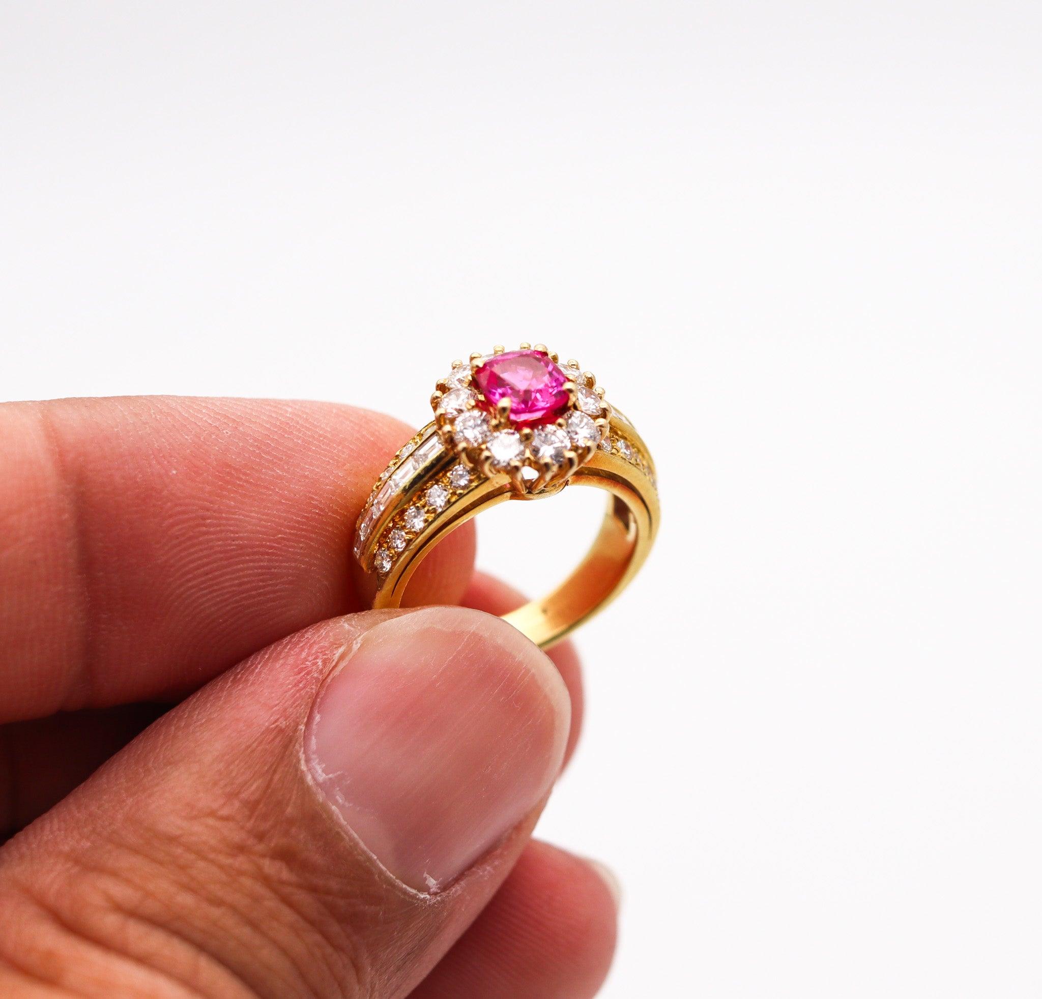VAN CLEEF & ARPELS Anillo de cóctel de oro de 18 quilates con diamantes de 2,52 quilates y rosa en venta 1