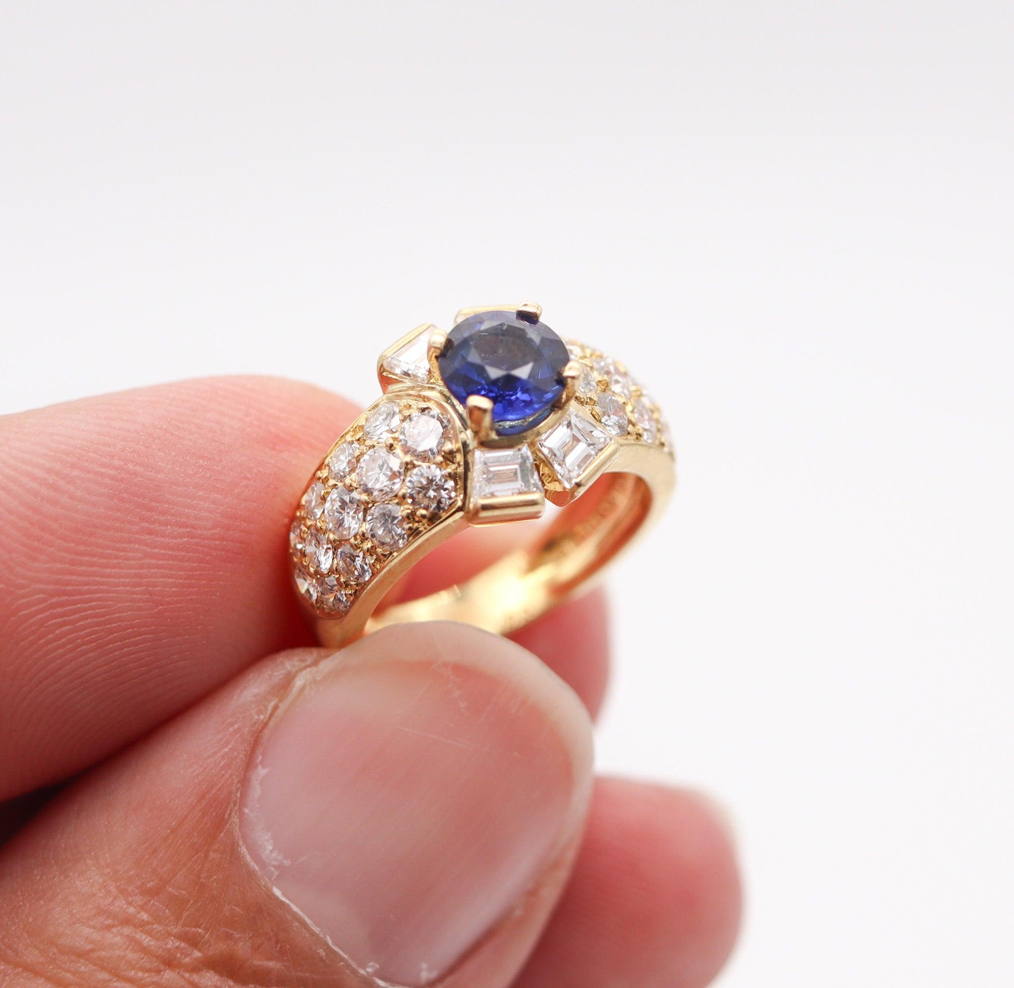 VAN CLEEF & ARPELS Cocktail Ring 18Kt Gold With 2.87 Ctw Diamonds Sapphire For Sale 1