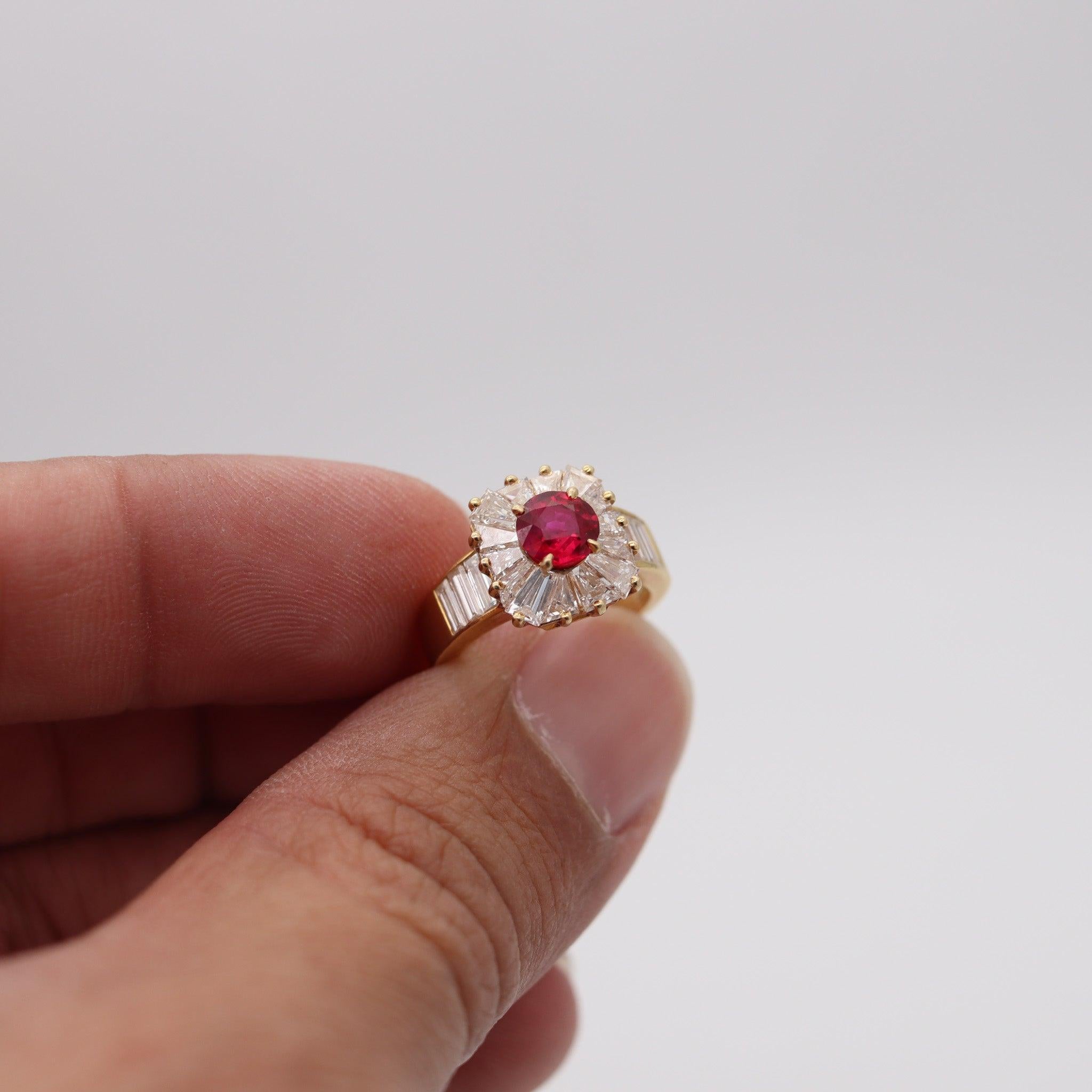 VAN CLEEF & ARPELS Cocktail Ring In 18Kt Gold With 3.42 Ctw Diamonds And Ruby For Sale 4