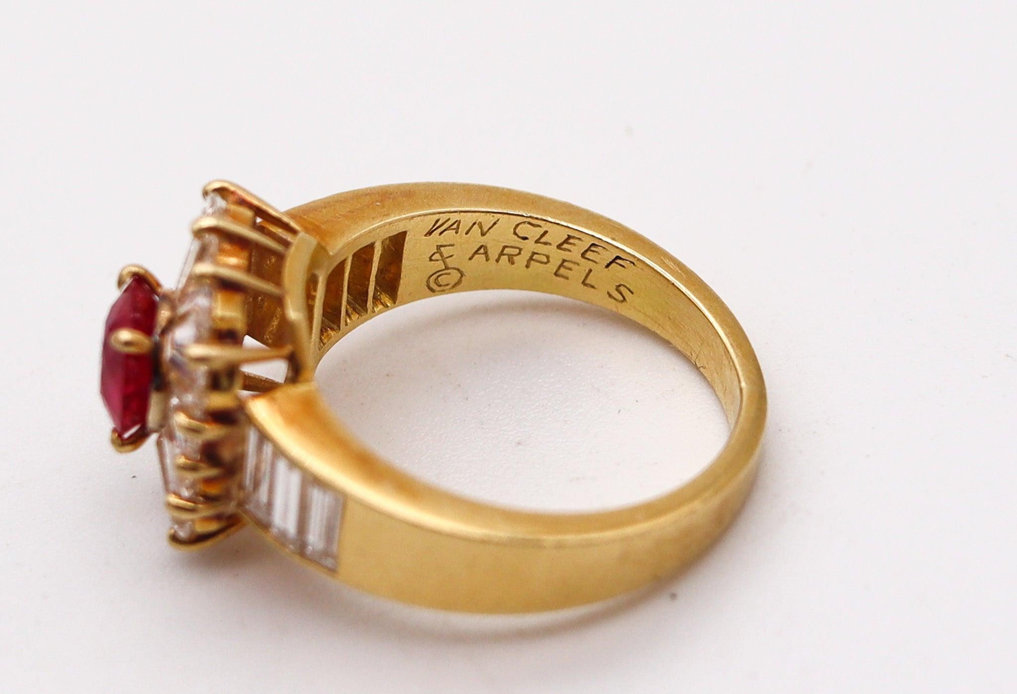 VAN CLEEF & ARPELS Cocktail Ring In 18Kt Gold With 3.42 Ctw Diamonds And Ruby For Sale 1