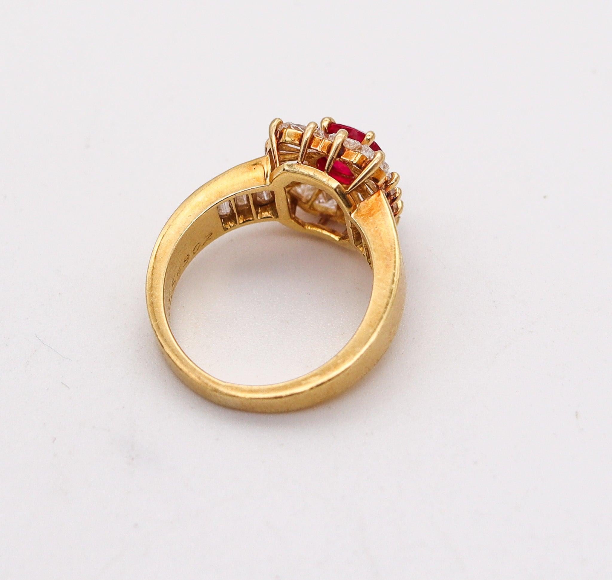 VAN CLEEF & ARPELS Cocktail Ring In 18Kt Gold With 3.42 Ctw Diamonds And Ruby For Sale 3