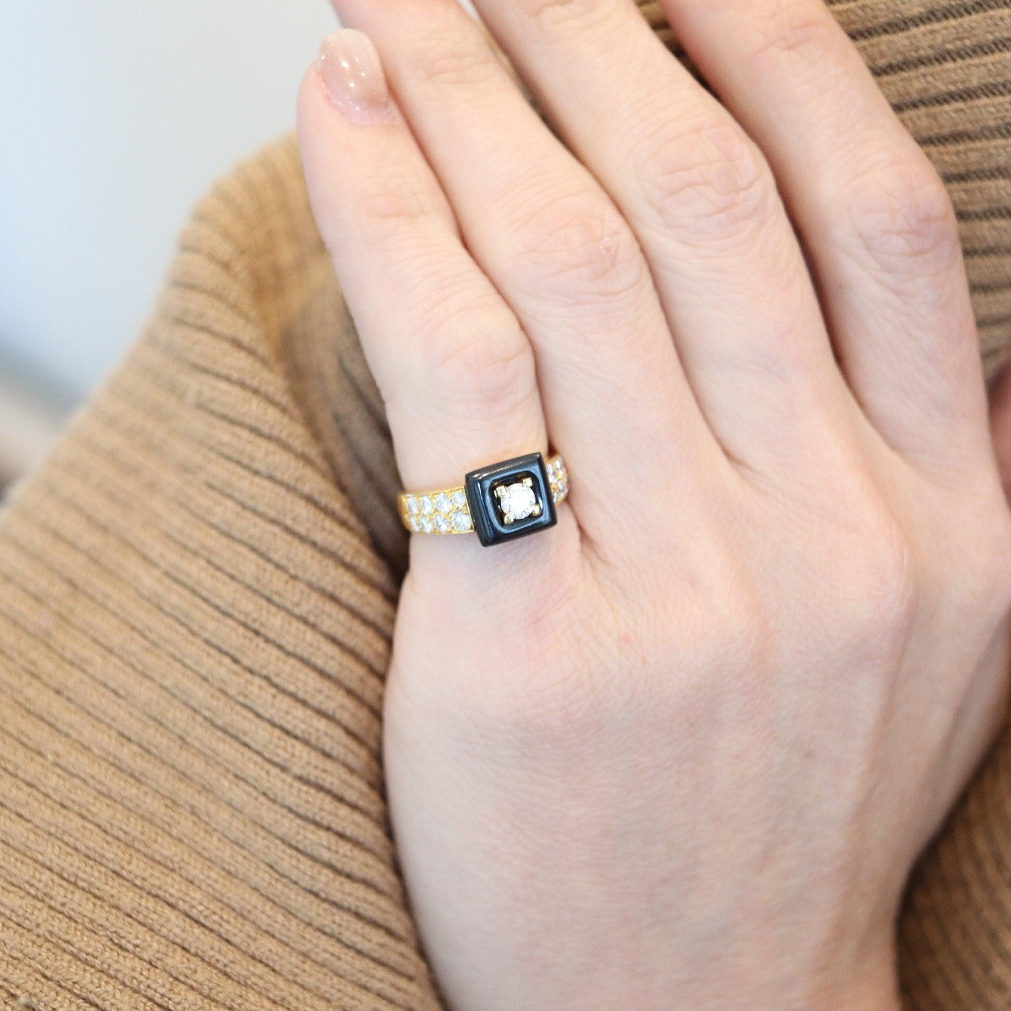 Bague de cocktail conçue par Van Cleef & Arpels.

Il s'agit d'une magnifique bague de cocktail créée à Paris, en France, par la maison de joaillerie emblématique Van Cleef & Arpels, dans les années 1980. Cette magnifique bague a été réalisée en or