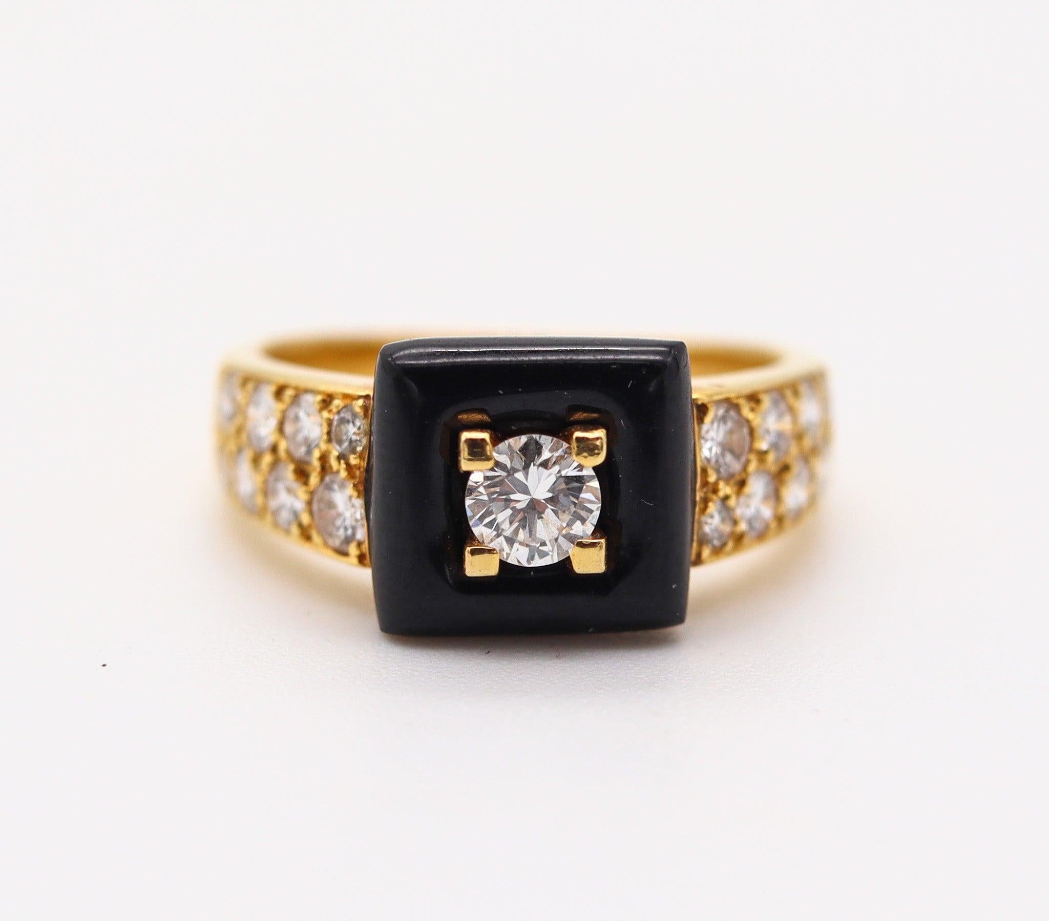 Moderniste Van Cleef & Arpels Bague cocktail en or jaune 18 carats avec onyx et diamants en vente