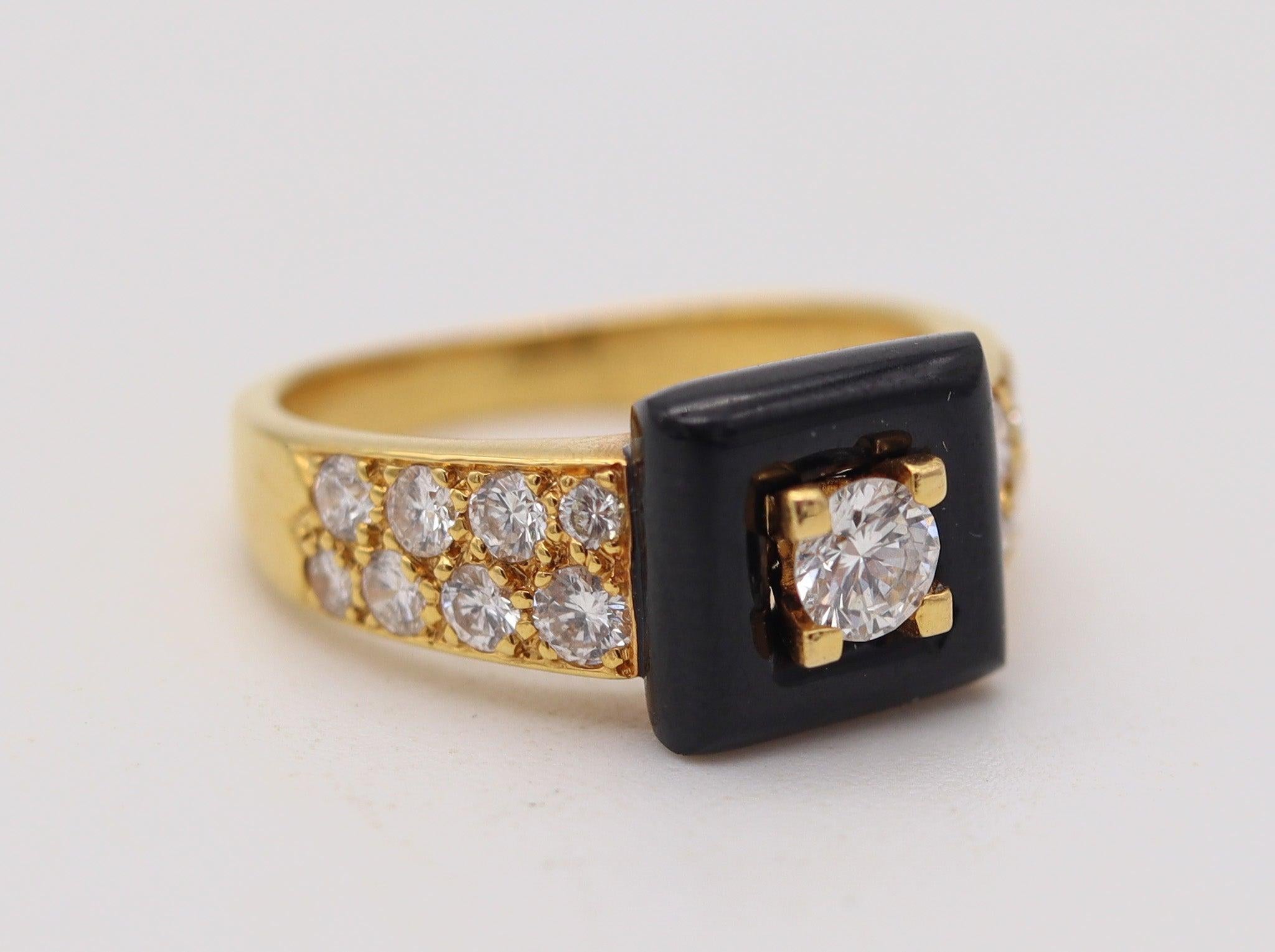 Taille brillant Van Cleef & Arpels Bague cocktail en or jaune 18 carats avec onyx et diamants en vente