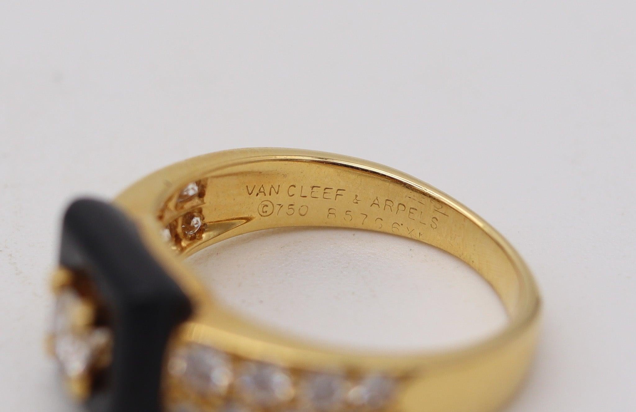 Van Cleef & Arpels Bague cocktail en or jaune 18 carats avec onyx et diamants Excellent état - En vente à Miami, FL