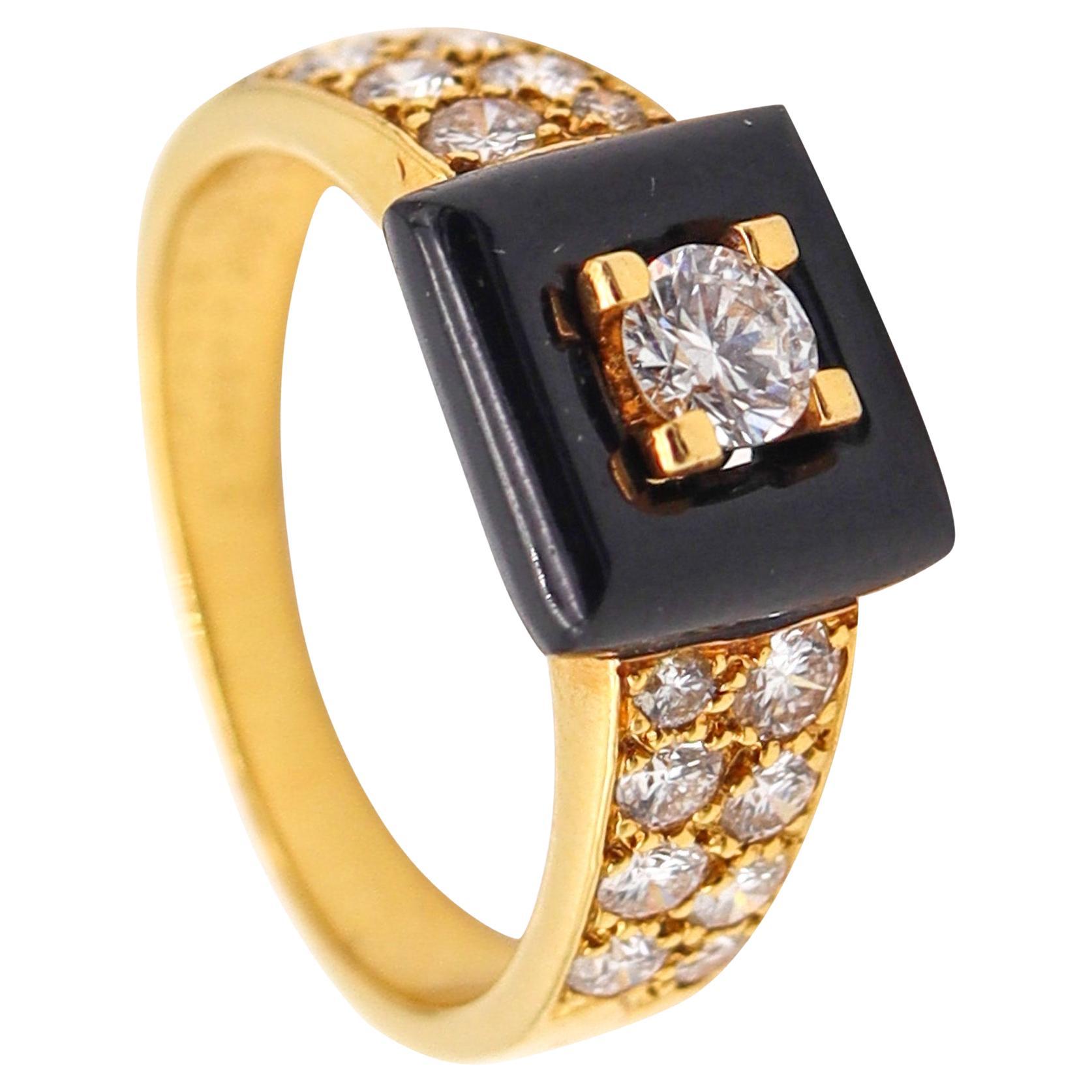 Van Cleef
Arpels Anello da cocktail in oro giallo 18Kt con onice e diamanti