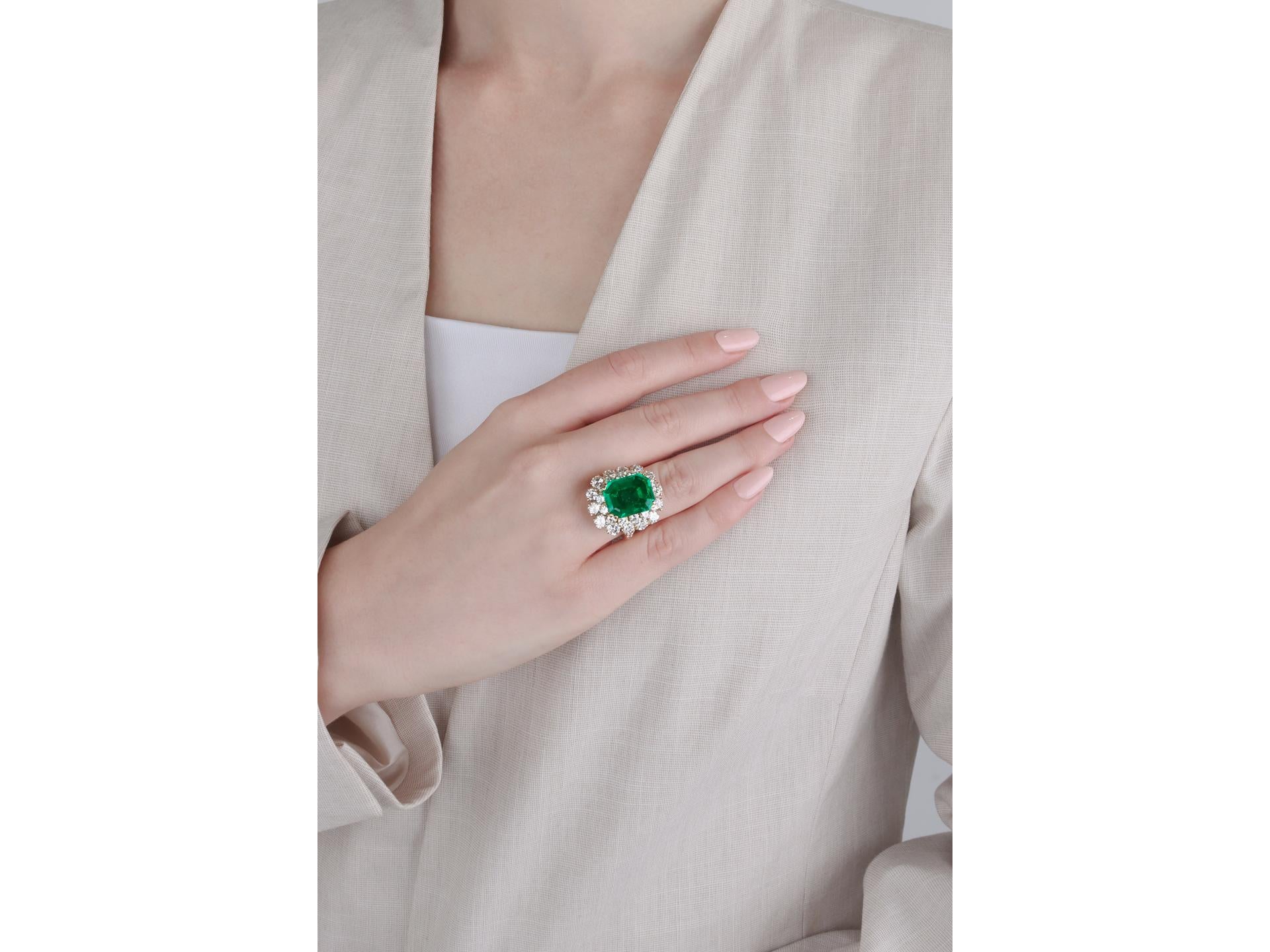 Van Cleef & Arpels Bague à émeraude colombienne et diamants. Serti au centre d'une émeraude colombienne naturelle octogonale de taille émeraude avec huile mineure en serti griffe ouvert d'un poids approximatif de 6,65 carats, entouré de vingt-huit