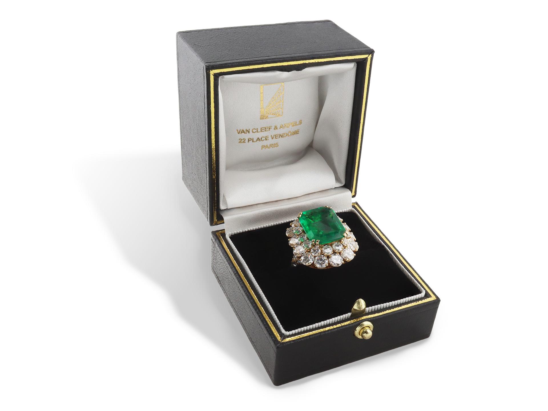 Taille émeraude Bague à grappes d'émeraudes et de diamants de Colombie Van Cleef & Arpels, circa 1975 en vente