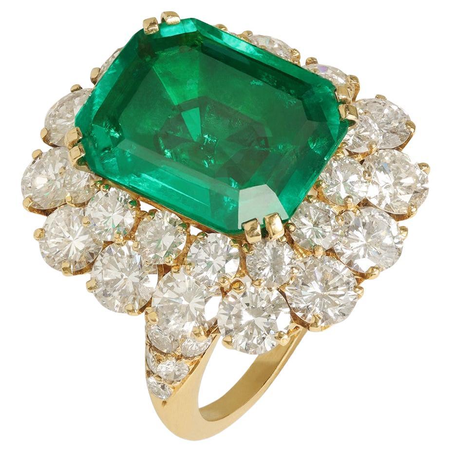 Bague à grappes d'émeraudes et de diamants de Colombie Van Cleef & Arpels, circa 1975 en vente