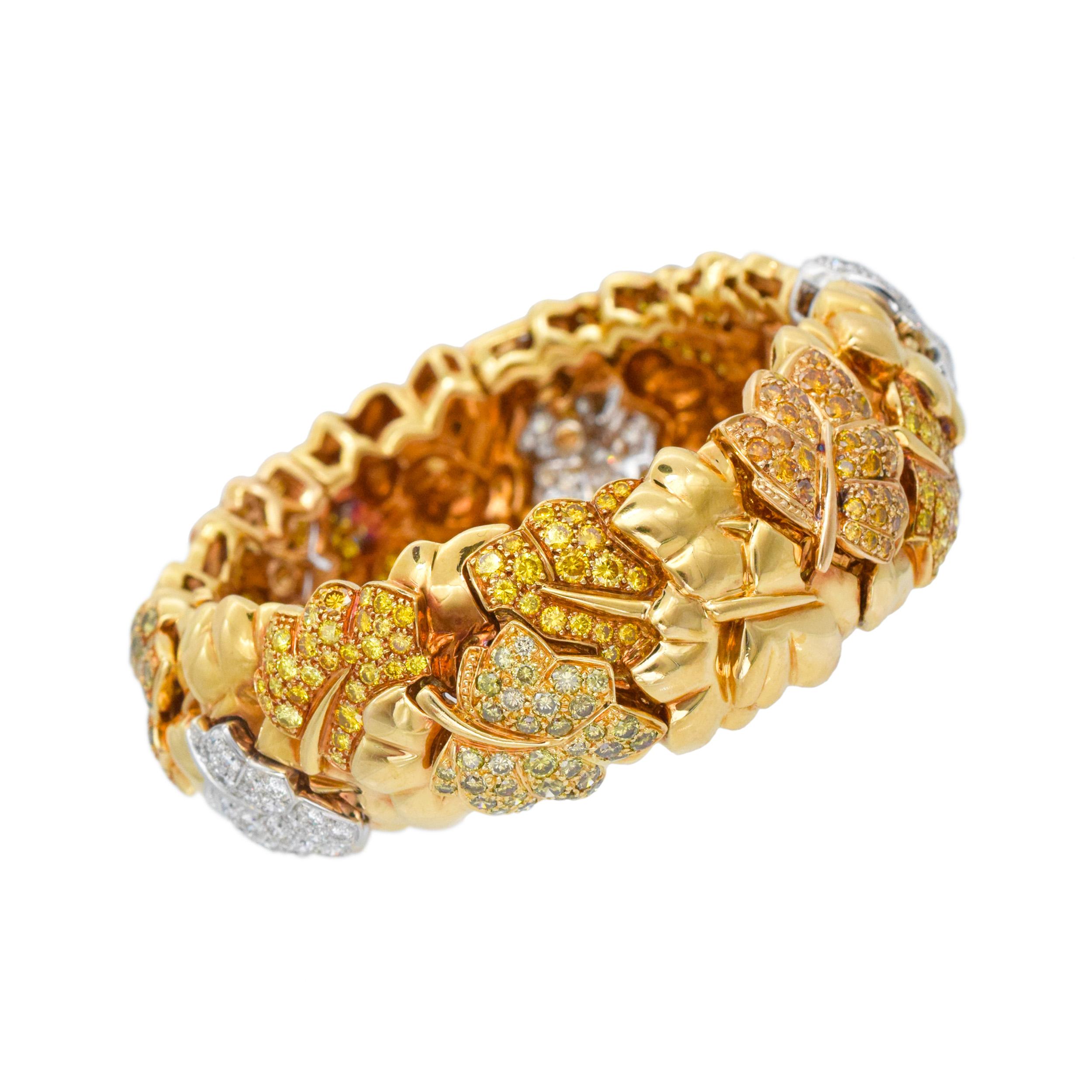 Conjunto de pulsera y anillo Van Cleef & Arpels Motivo follaje. Van Cleef & Arpels Hoja
Pulsera de oro de 18 quilates con motivos de color y detalles de diamantes blancos. Fabricada en oro amarillo y blanco de 18 quilates. La pulsera consta de