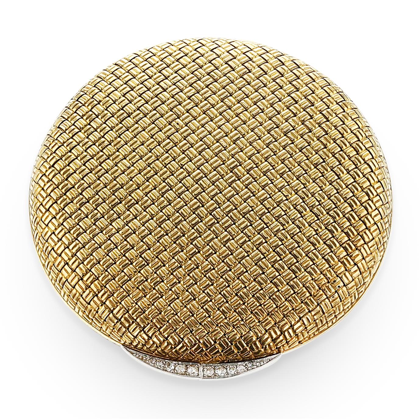 Une collection d'étuis compacts Van Cleef & Arpels en or jaune 18 carats et en platine. Le boîtier est réalisé en or tissé et rehaussé de diamants totalisant environ 0,34 carats. L'étui mesure 3 ¼ pouces de long x 3 pouces de large. Le poids total