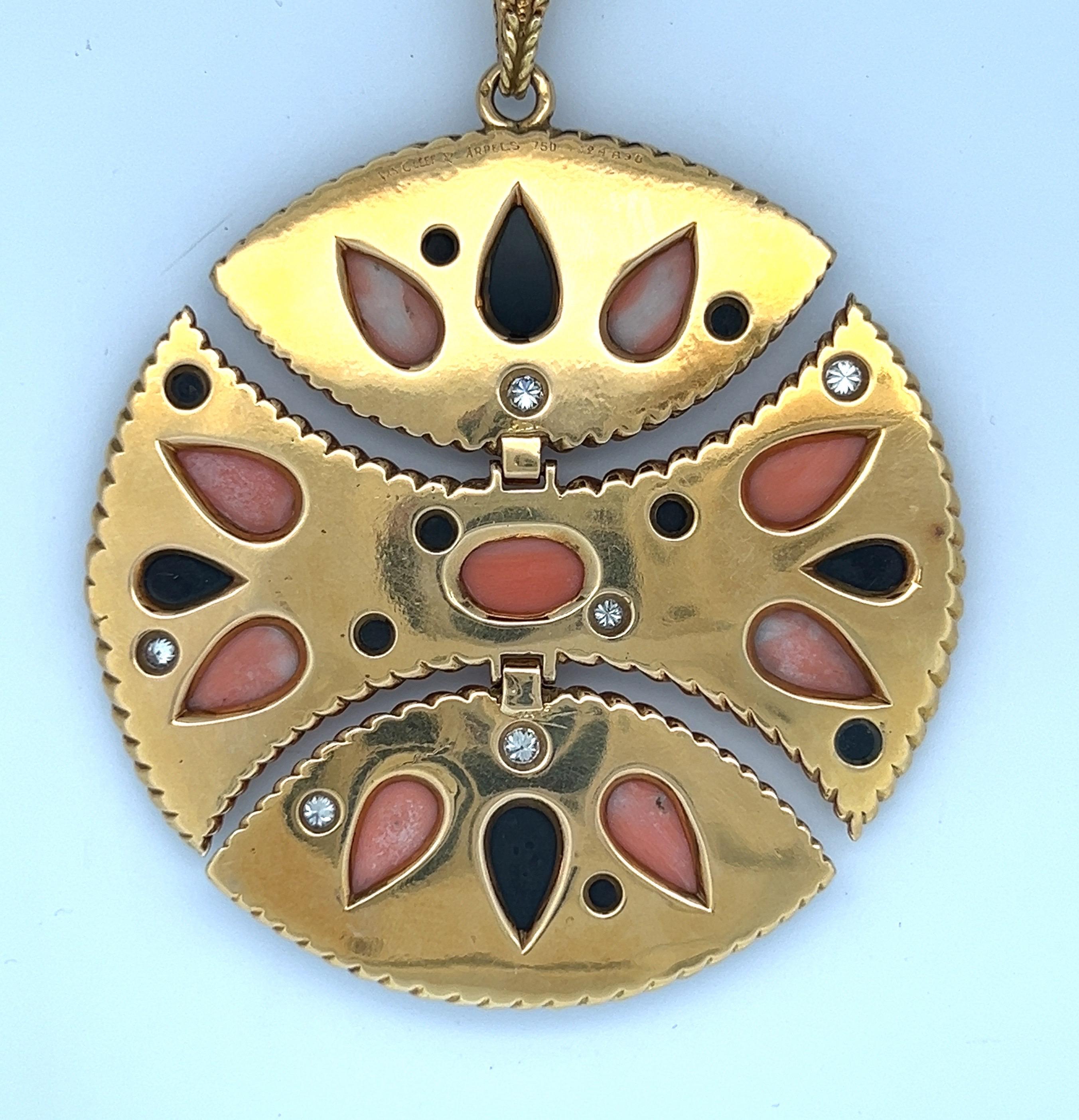 Collana con ciondolo in corallo e onice Van Cleef & Arpels in vendita 7