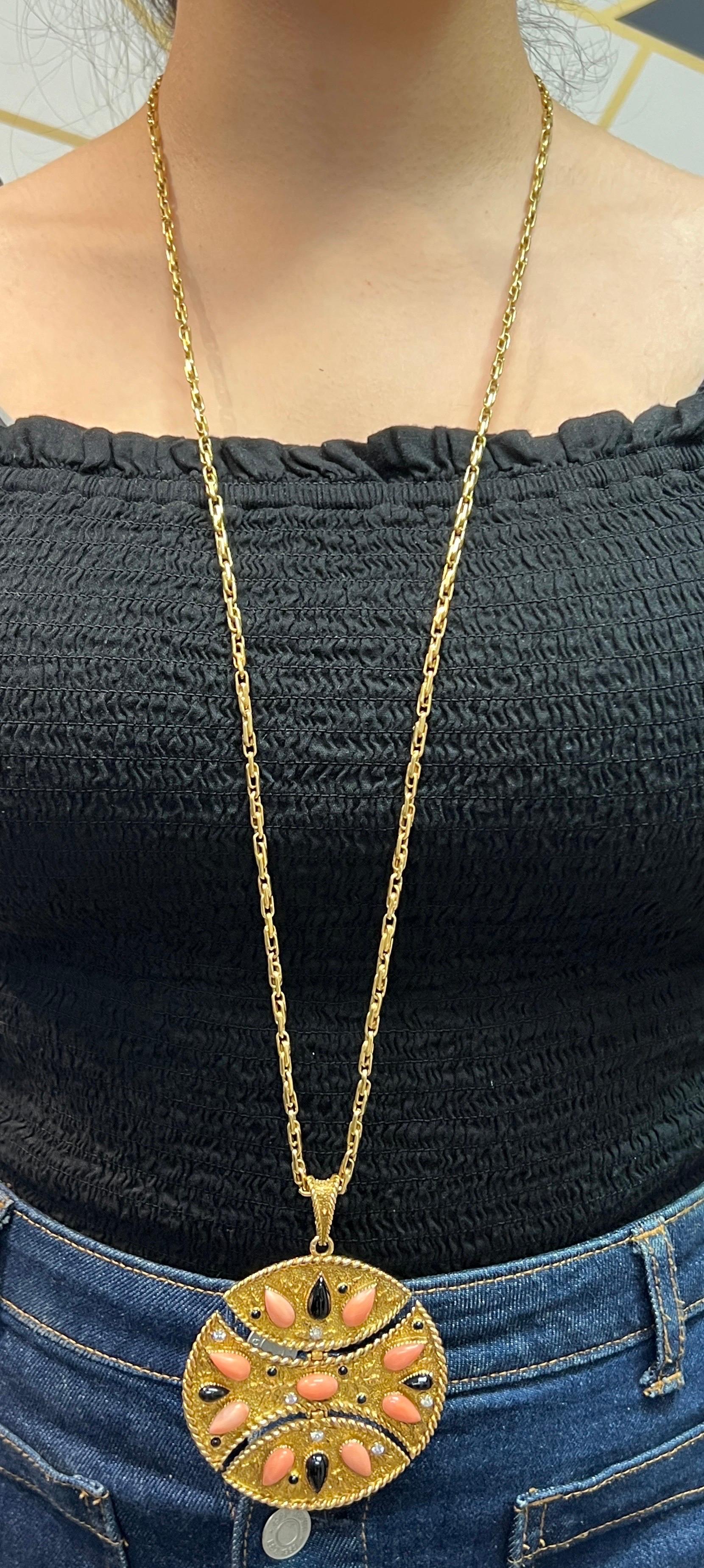 Collana con ciondolo in corallo e onice Van Cleef & Arpels 

Collana con ciondolo di Van Cleef & Arpels, anni '70 circa, con un grande ciondolo in oro testurizzato di forma circolare, composto da tre sezioni incernierate, decorato con corallo