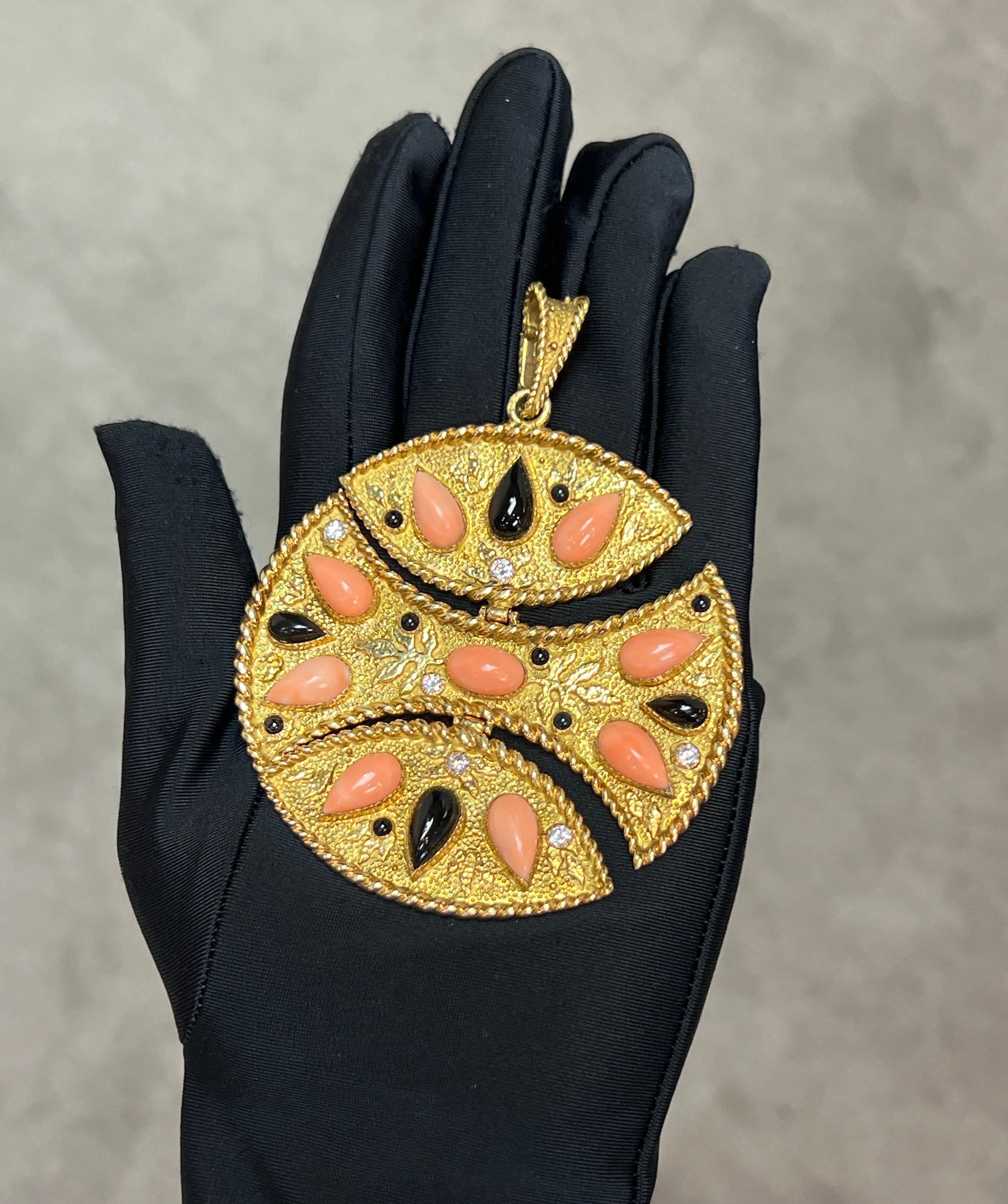 Taglio misto Collana con ciondolo in corallo e onice Van Cleef & Arpels in vendita