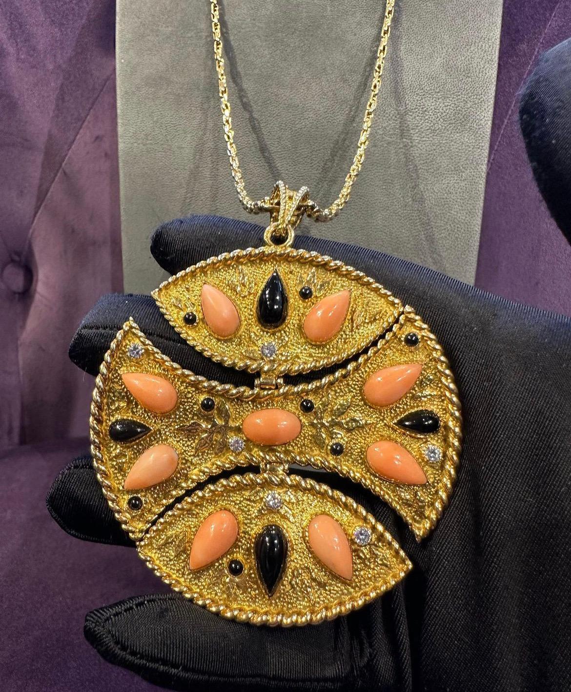 Collana con ciondolo in corallo e onice Van Cleef & Arpels In condizioni ottime in vendita a New York, NY