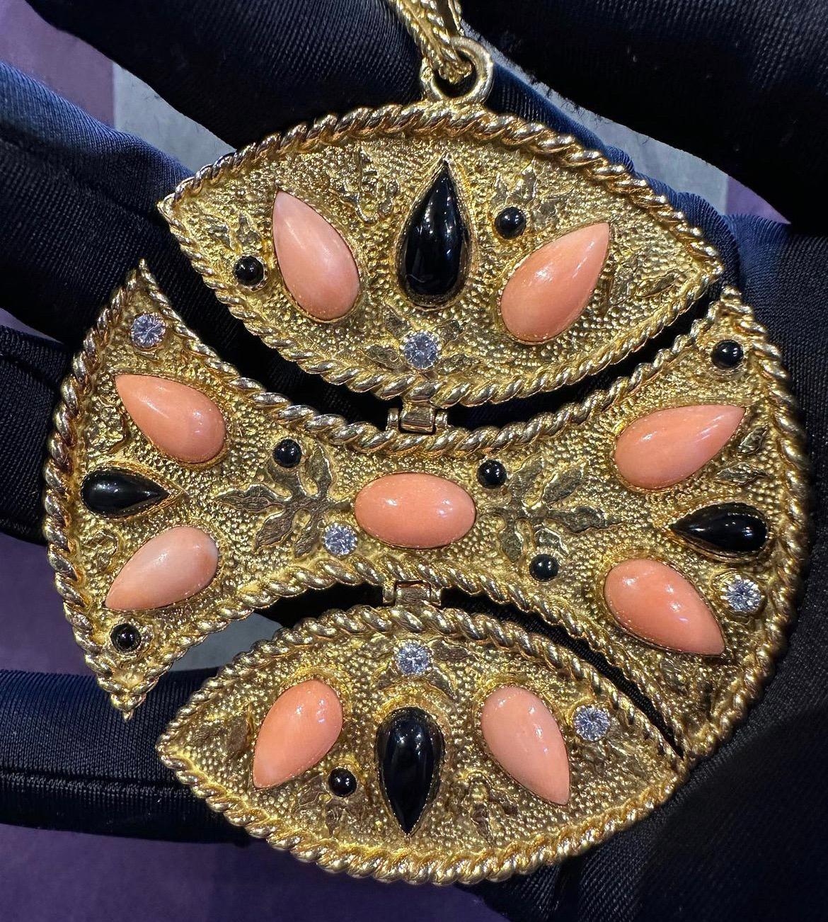 Donna Collana con ciondolo in corallo e onice Van Cleef & Arpels in vendita