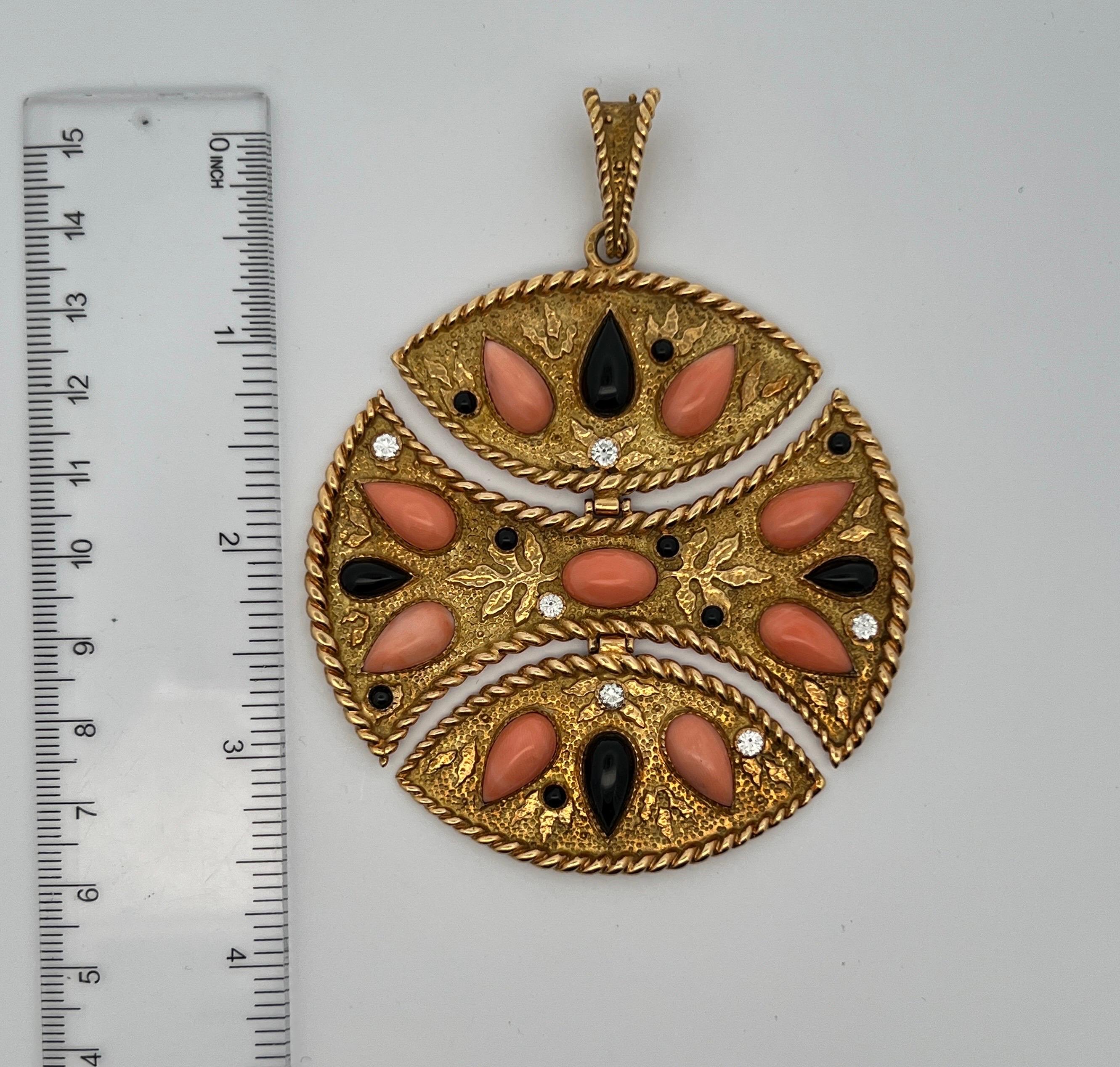 Collana con ciondolo in corallo e onice Van Cleef & Arpels in vendita 2
