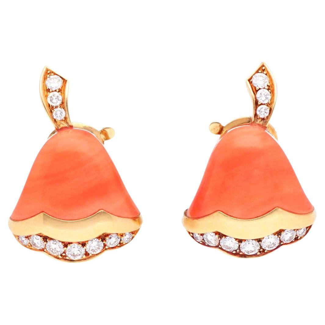 VAN CLEEF 
ARPELS Fermaglio per orecchie con diamante e campana di corallo in vendita