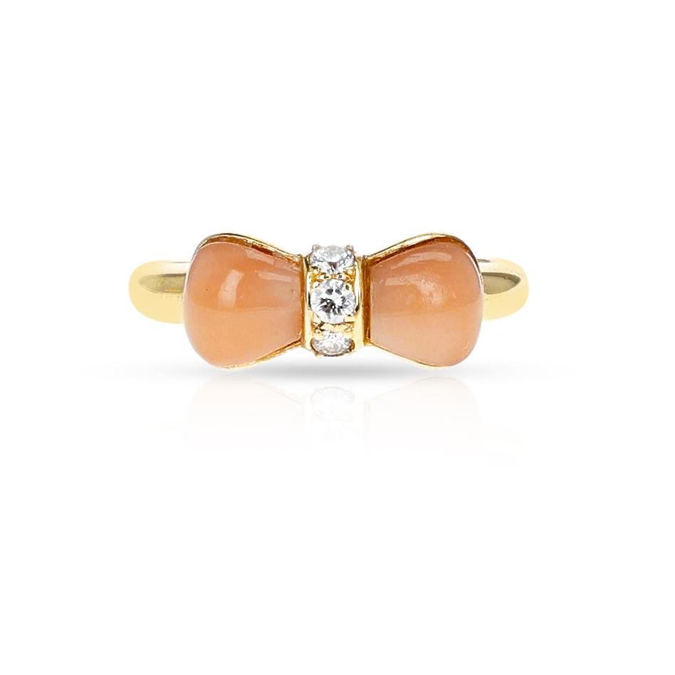 Bague Van Cleef & Arpels en or jaune 18 carats avec nœud en corail et diamants. Le poids total de la bague est de 4,10 grammes. La taille de la bague est de 5,75. 

SKU 1023