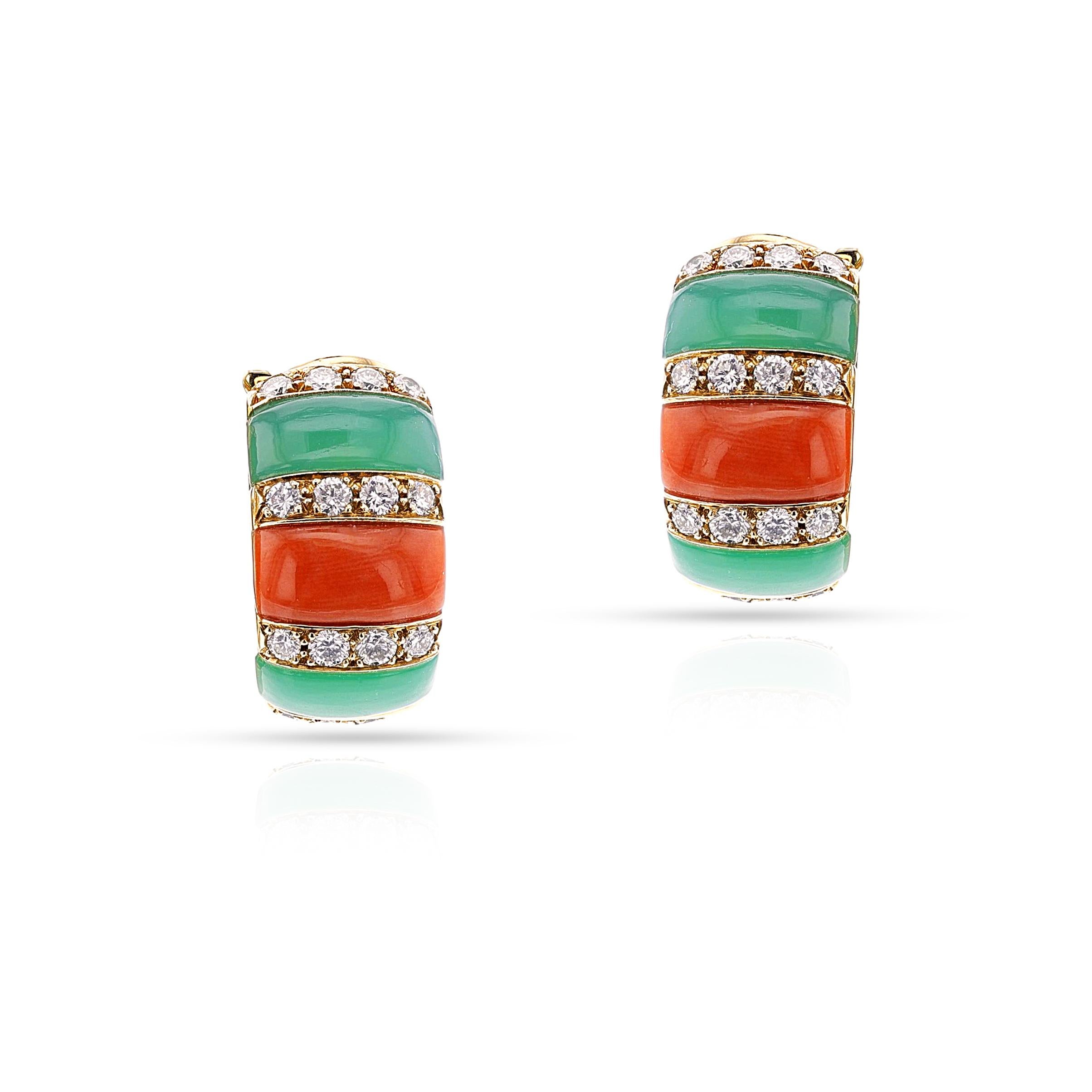 Ein Paar halbe Ohrringe von Van Cleef & Arpels mit Koralle, Chrysopras und Diamant aus 18 Karat Gelbgold. Die Länge beträgt 0,82 Zoll.  Das Gesamtgewicht beträgt 14,19 Gramm. Die Diamanten wiegen ca. 1,15 Karat, Farbe G, Reinheit VVS-VS. Signiert