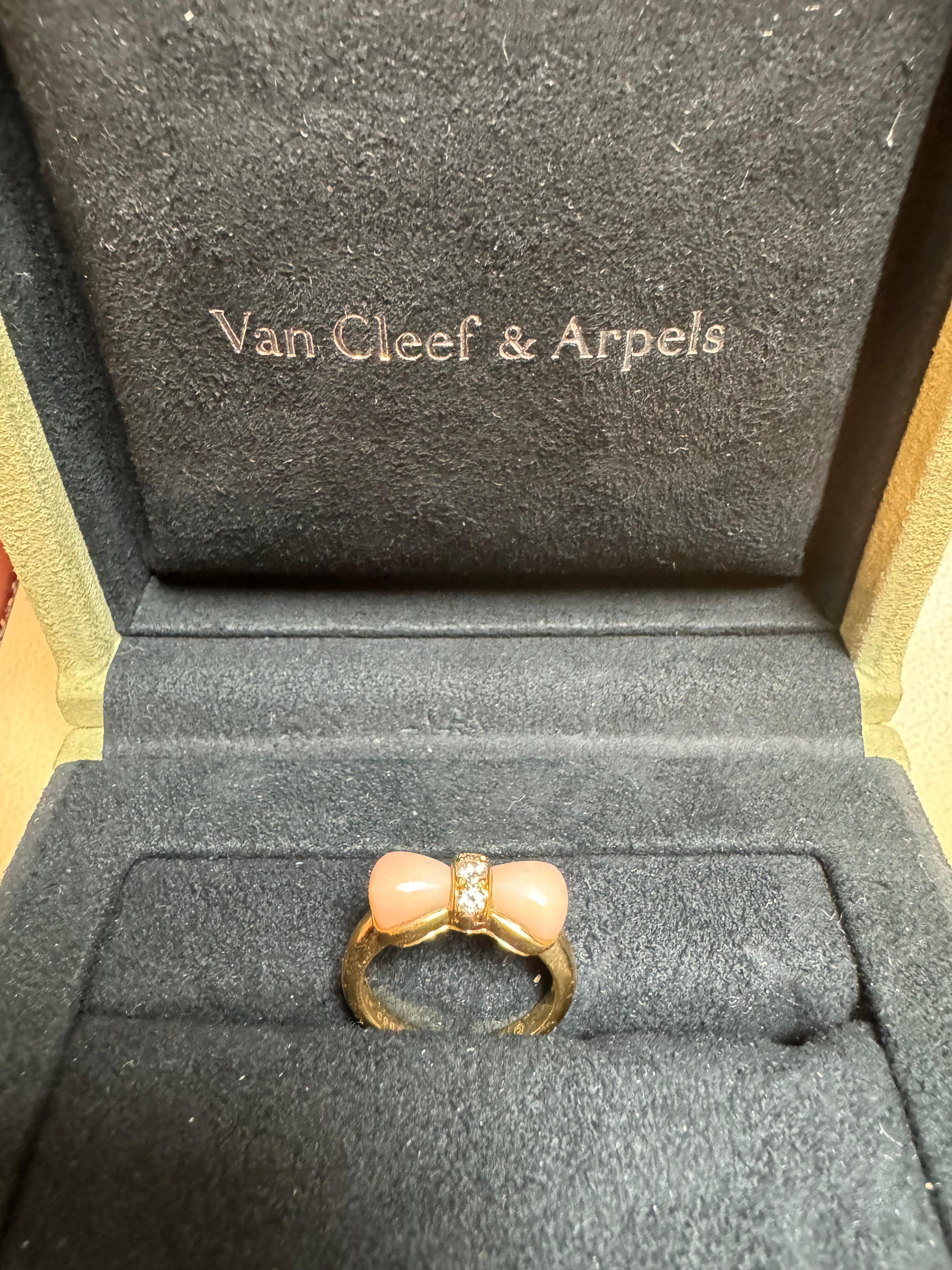 Round Cut Van Cleef & Arpels Coral Diamond 18k Yellow Gold Bow Design Ring For Sale