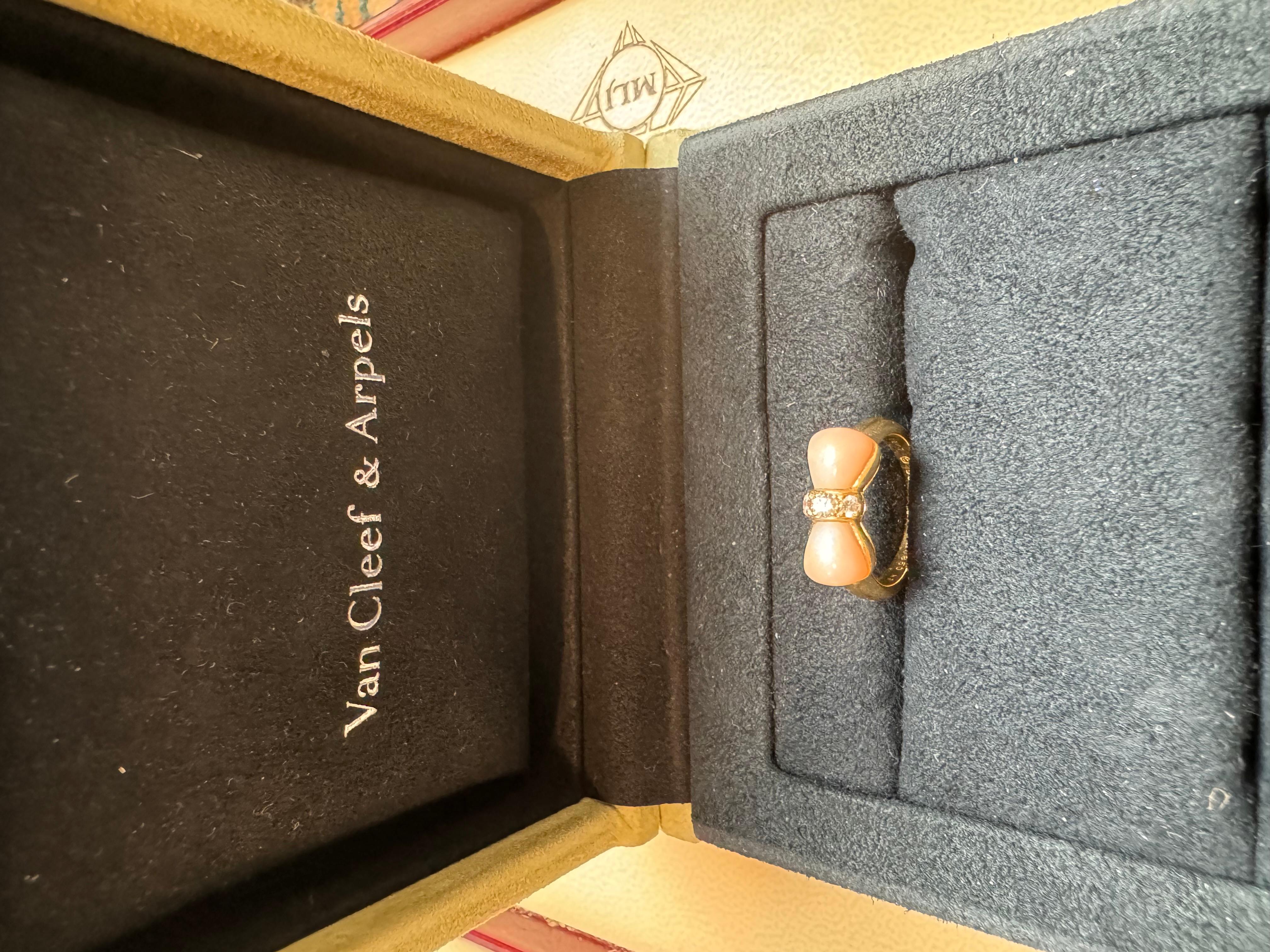 Van Cleef & Arpels Koralle Diamant 18k Gelbgold Ring mit Schleife Design im Angebot 1
