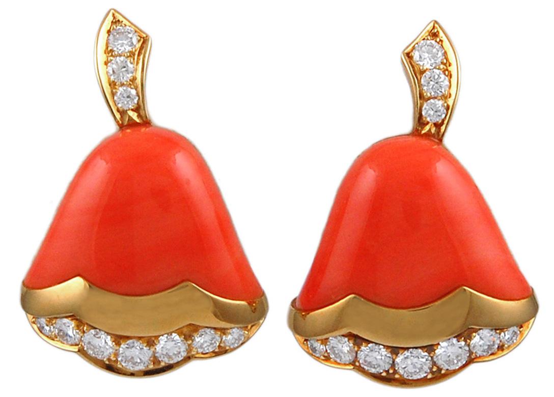 Van Cleef & Arpels Boucles d'oreilles cloche en corail et diamants Bon état - En vente à New York, NY