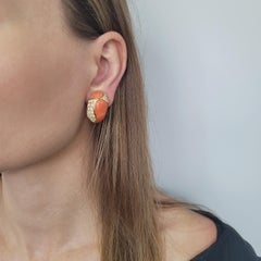 Van Cleef & Arpels Orecchini a clip in corallo e diamanti "Boutonnière