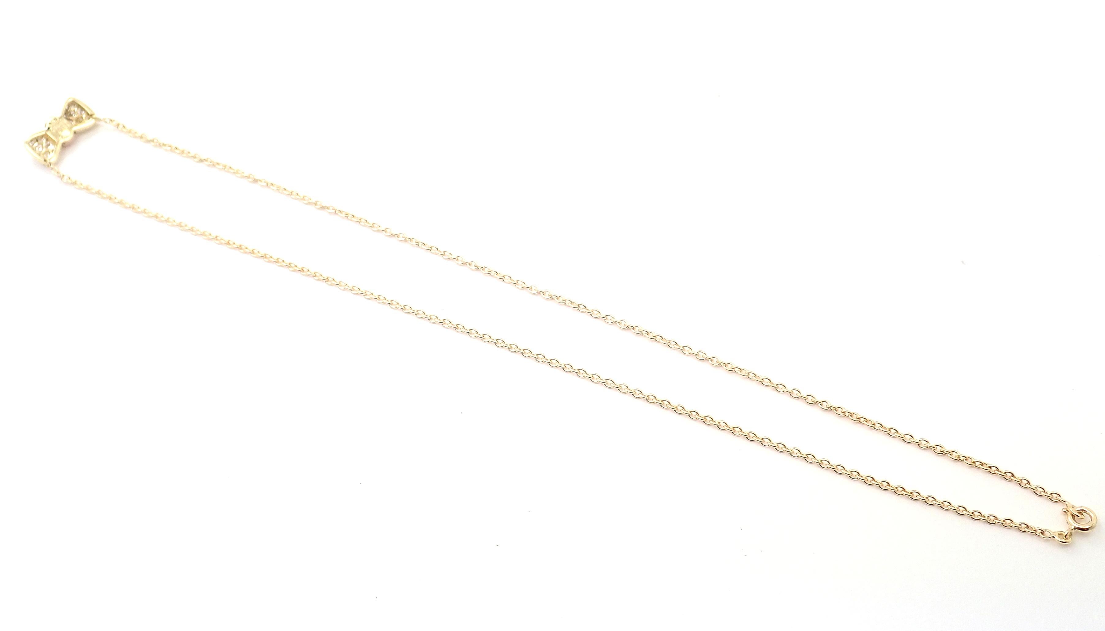 Van Cleef & Arpels, collier avec nœud en or jaune, corail et diamants Unisexe en vente