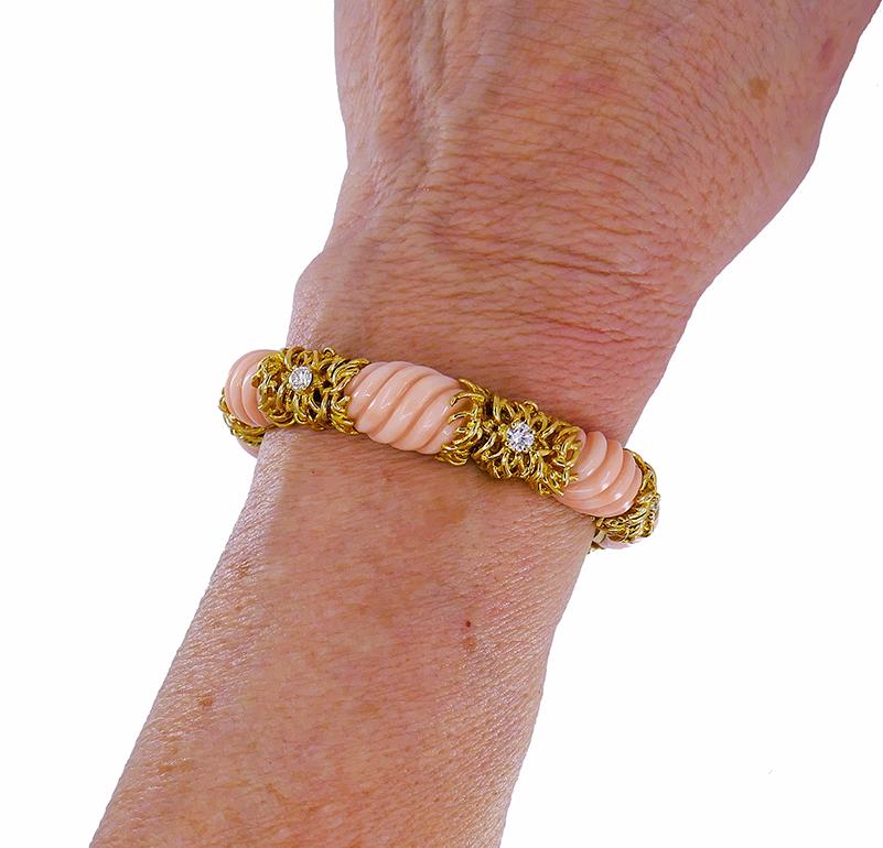 Ein wunderschönes Vintage-Armband von Van Cleef & Arpels, gefertigt aus Engelshaut-Koralle und 18 Karat Gold, akzentuiert mit Diamanten.   
Das Armband besteht aus den geschnitzten Korallen- und Goldteilen. Die Koralle hat einen perfekt
