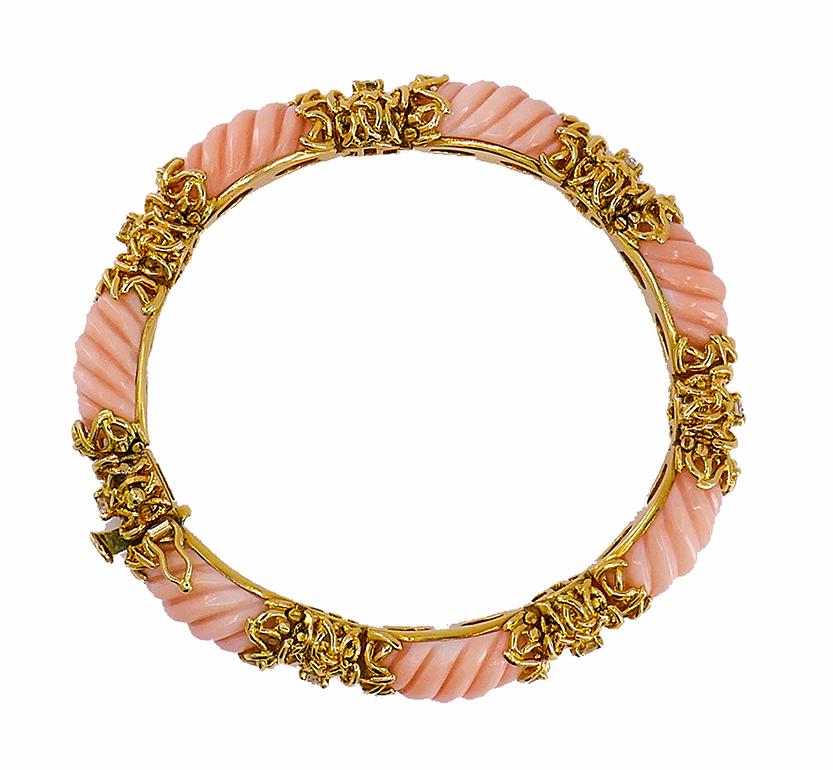 Van Cleef & Arpels Coral Gold Vintage Bracelet French Estate Jewelry In Good Condition For Sale In Beverly Hills, CA