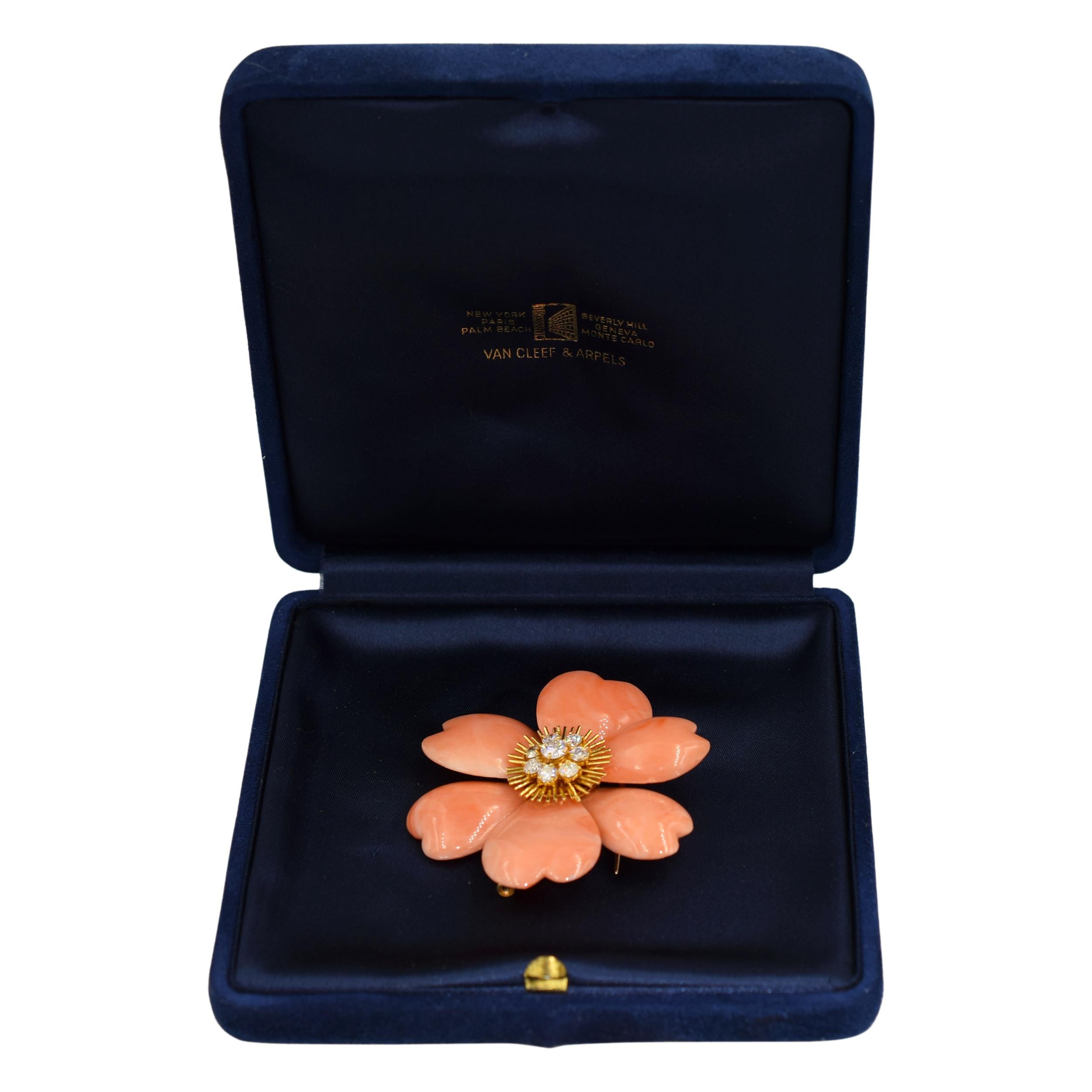 Taille rose Van Cleef & Arpels Broche « Rose de Noel » en corail en vente