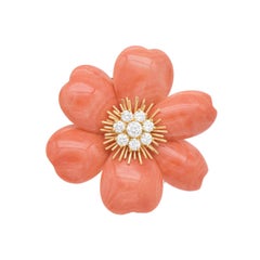 Van Cleef &. Arpels Coral „Rose de Noel“ aus 18-karätigem Gelbgold.