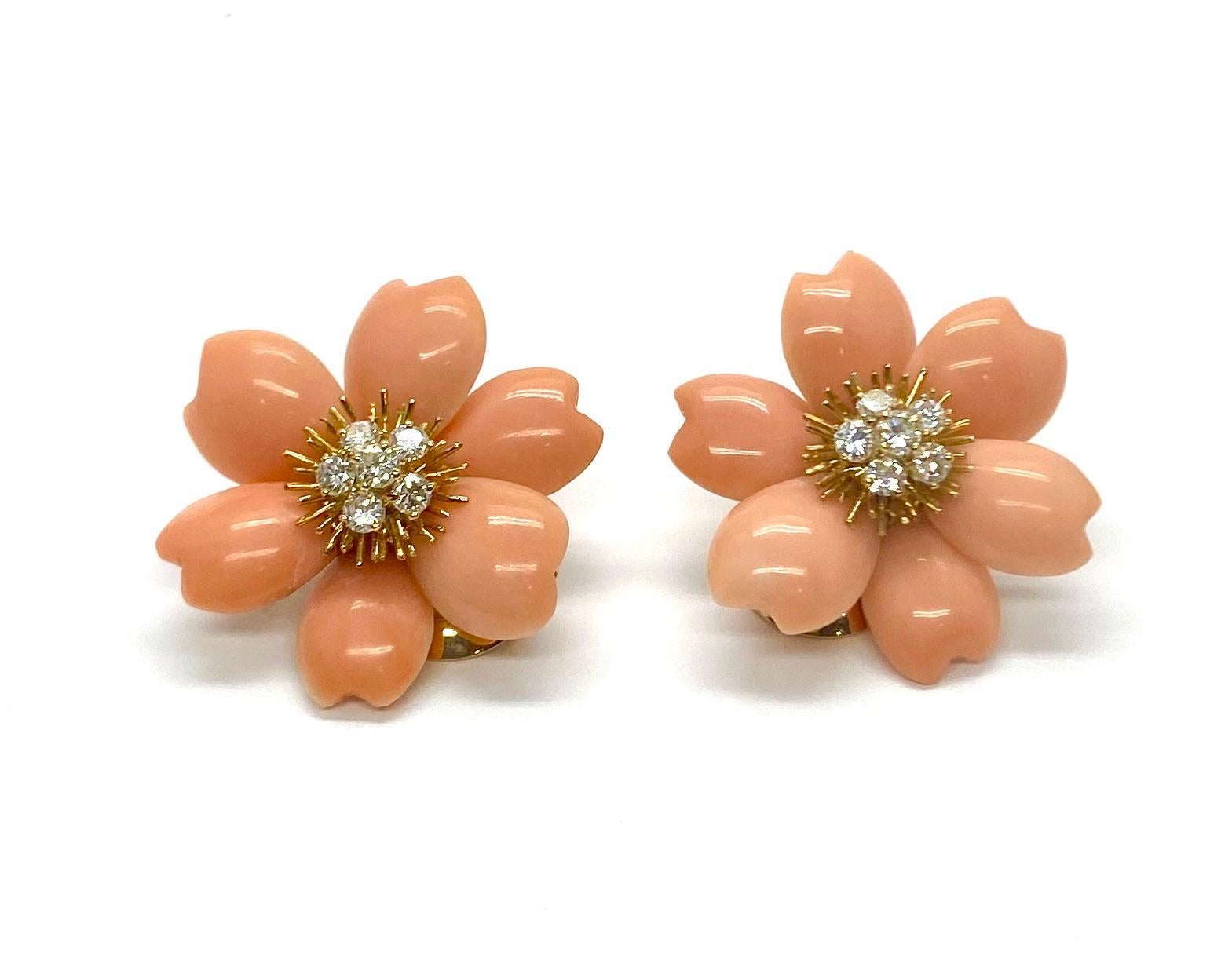 Rose de Noel Ohrclips Gold Koralle und Diamanten Van Cleef & Arpels Paris 1978
Begleitet von einem Echtheitszertifikat der IAJA Expertise.
1,25-Zoll-Durchmesser Medium Größe Ohrring.
Koralle und DiamantenK 18YG Französisch Punzen 
Die Kollektion