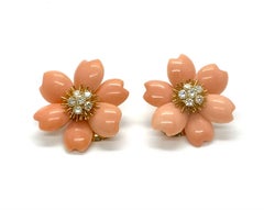 Boucles d'oreilles Rose de Noel corail et diamants Van Cleef & Appels Paris 1978