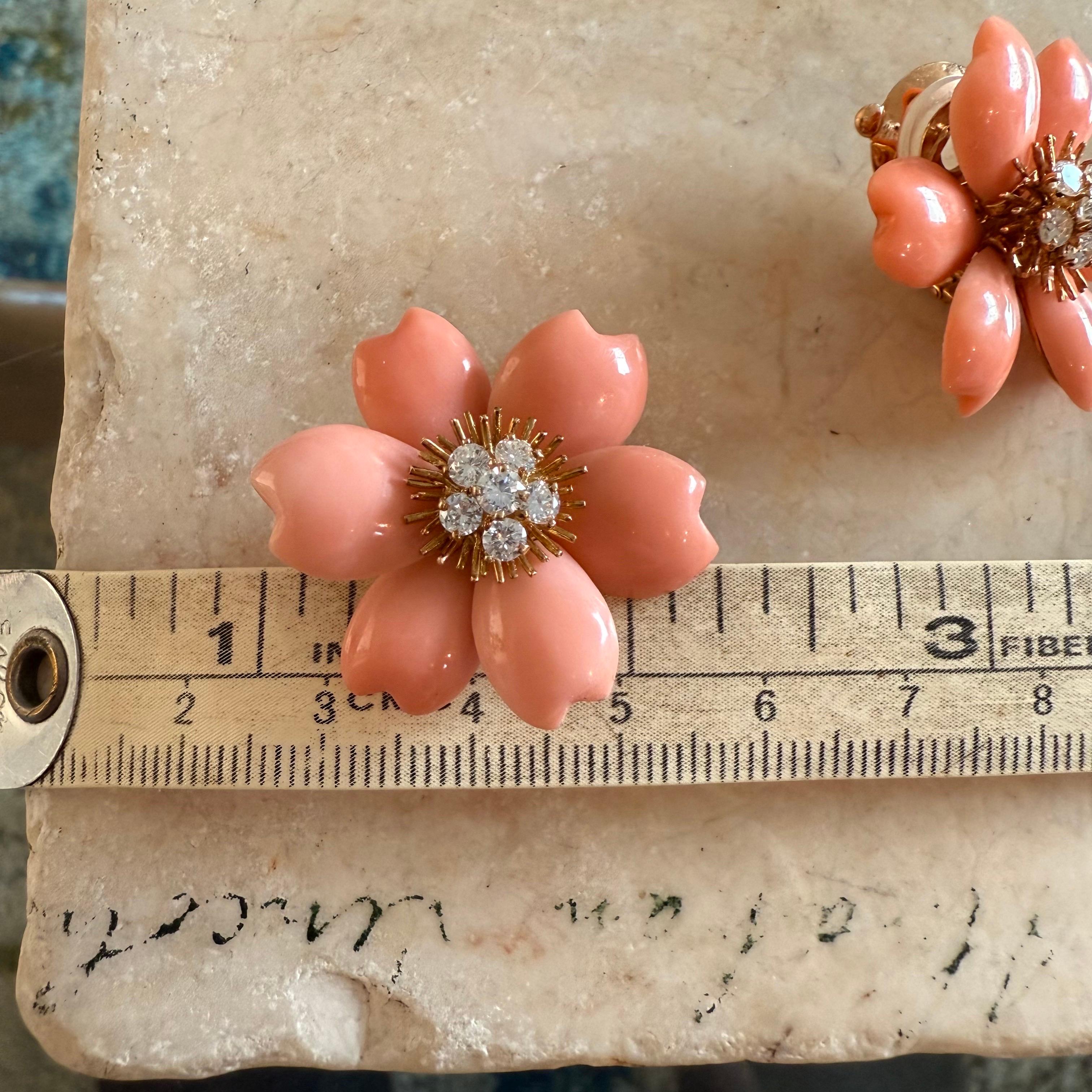 Rose de Noel Ohrclips Koralle und Diamanten Van Cleef & Appels Paris 1978 im Zustand „Gut“ im Angebot in Beverly Hills, CA