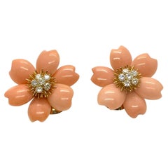 Boucles d'oreilles Rose de Noel corail et diamants Van Cleef & Appels Paris 1978