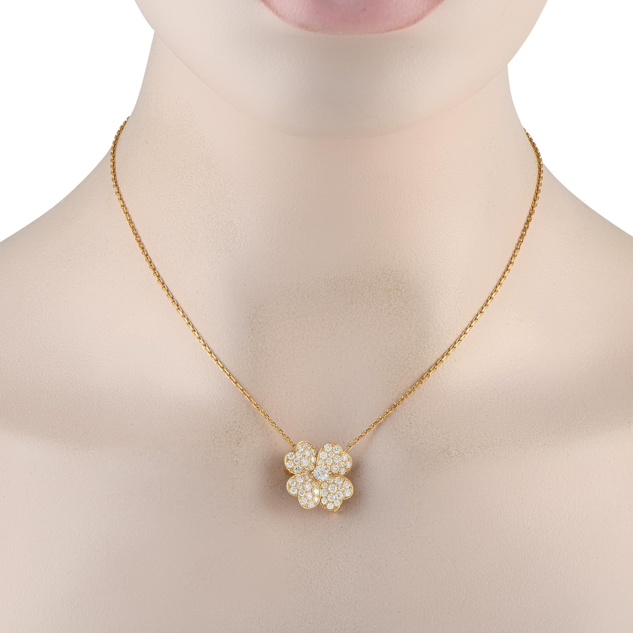 Questa splendida collana Van Cleef & Arpels Cosmos trae ispirazione dalla bellezza della natura. Il ciondolo di medie dimensioni può essere indossato anche come spilla e presenta i caratteristici petali a forma di cuore del marchio e diamanti