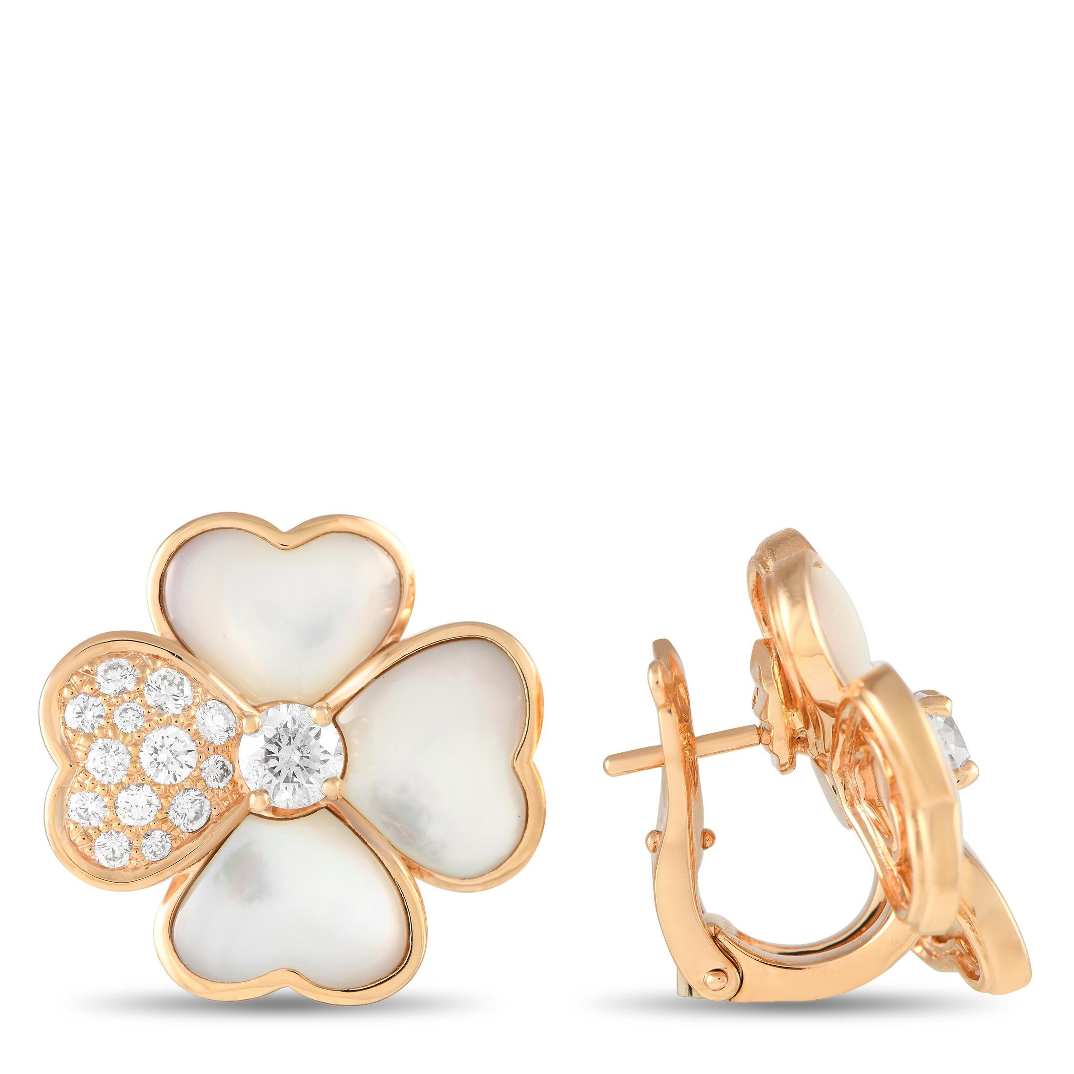 Wie alle Stücke aus der Cosmos Kollektion von Van Cleef & Arpels sind auch diese eleganten Ohrringe mit vier herzförmigen Blütenblättern versehen und sollen an das charakteristische Blumenmotiv der Marke erinnern. Jedes dieser mittelgroßen Modell