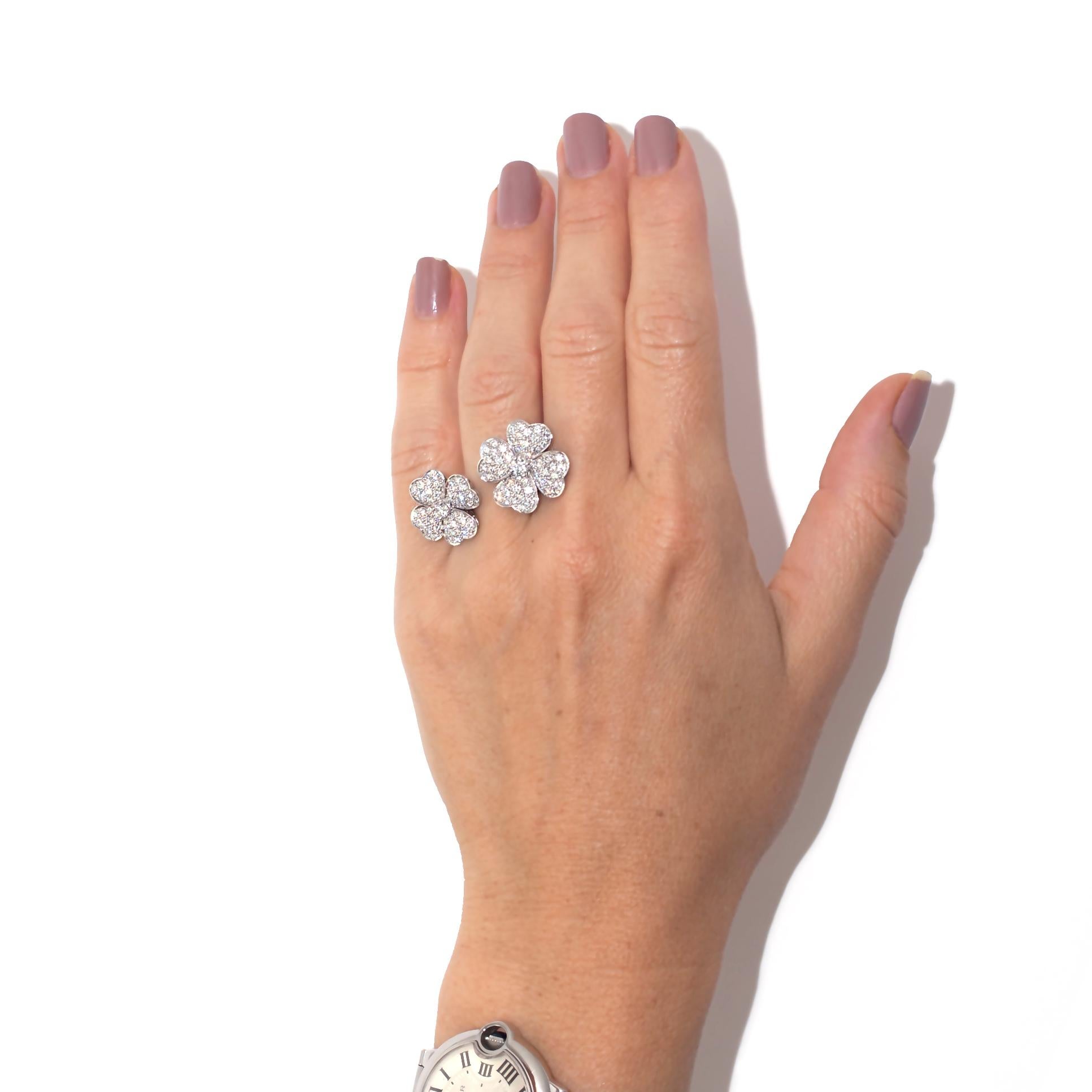 Round Cut Van Cleef & Arpels Cosmos between the Finger Ring For Sale