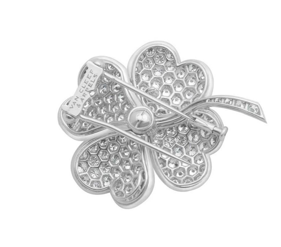 is not necessary to say this Pendant it's beautiful, Van Cleef and Arpes are one of the most prestigious jewelry brands in the whole world, their jewelry design is magical, this is one of this magical designs, this beautiful Trevol made with white