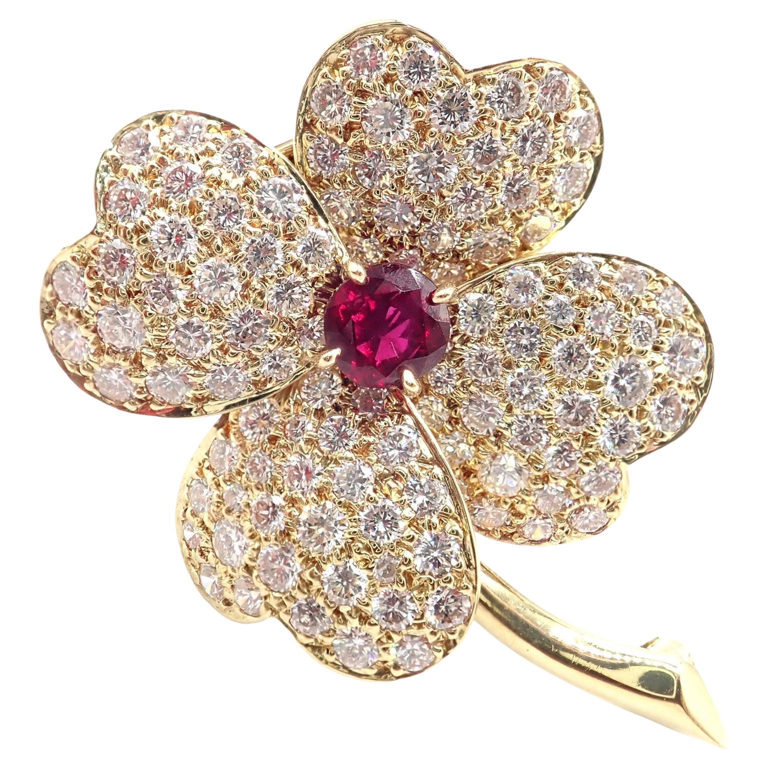 Van Cleef & Arpels Cosmos Gelbgold-Brosche mit Diamant- und Rubin-Anhänger im Angebot