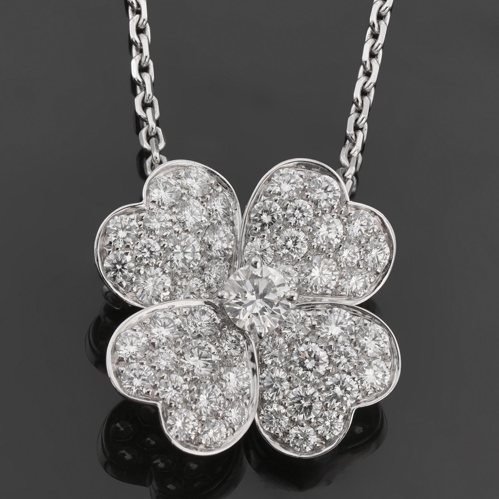 Questa splendida collana Van Cleef & Arpels dell'elegante collezione Cosmos presenta un pendente a spilla floreale con petali a forma di cuore realizzati in oro bianco 18 carati e incastonati con 53 diamanti rotondi DEF taglio brillante, IF a VVS,